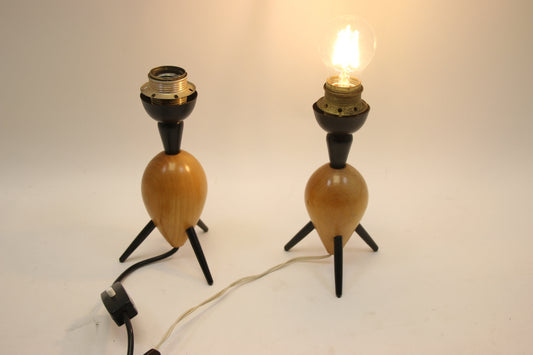 Vintage Teakhouten Tafellampjes op 3 pootjes voorkant licht aan