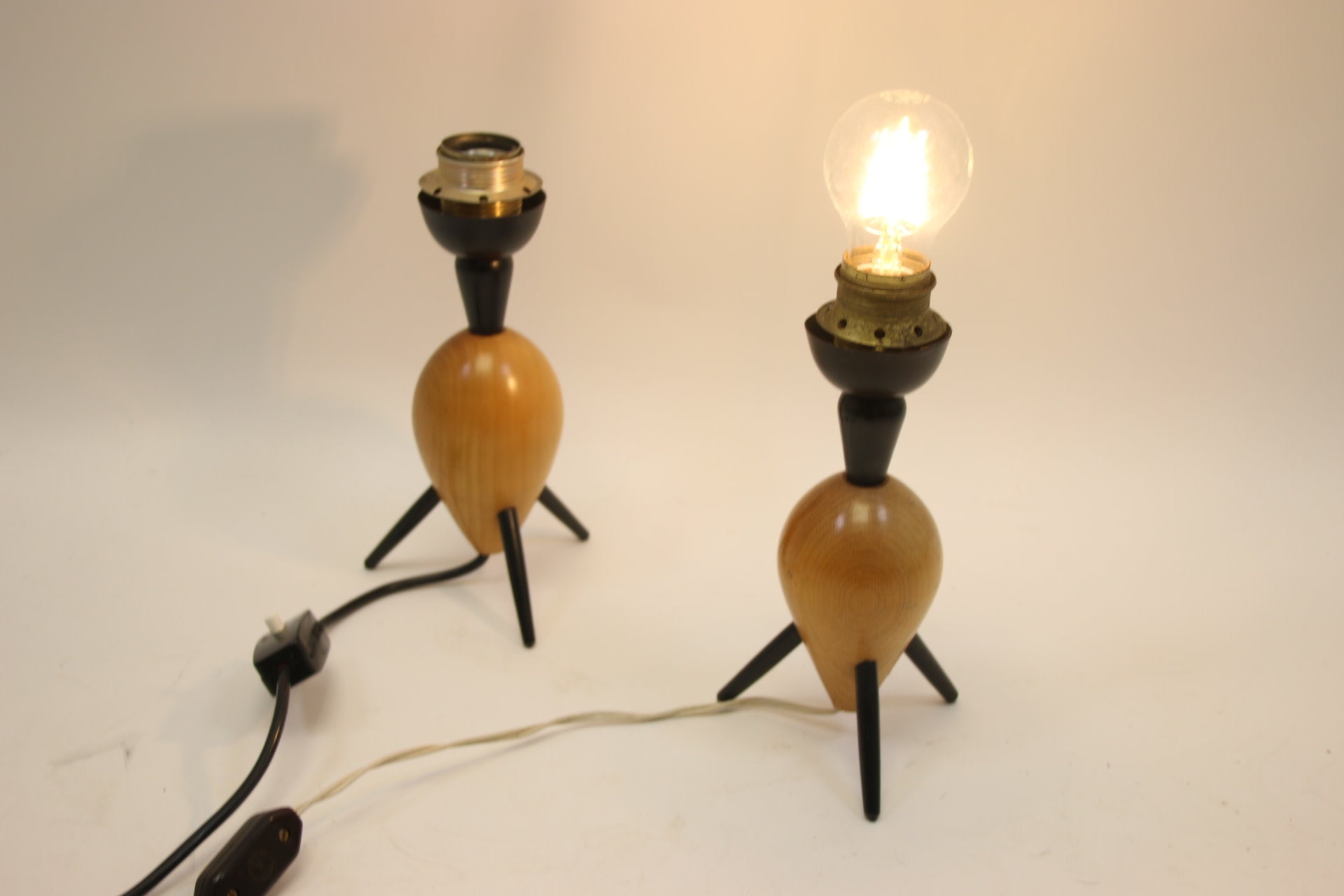 Vintage Teakhouten Tafellampjes op 3 pootjes zijkant licht aan