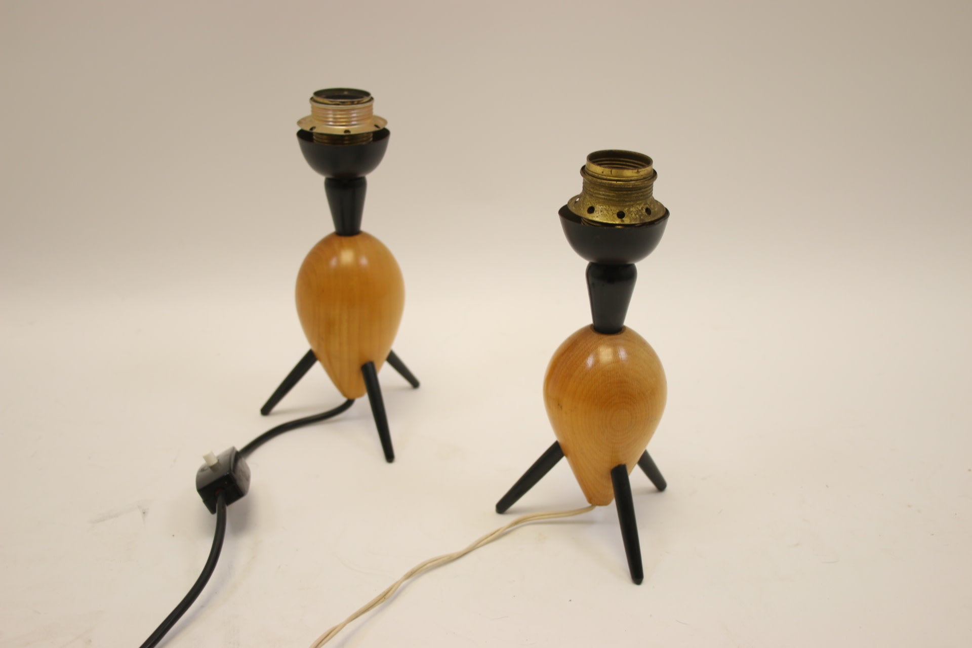 Vintage Teakhouten Tafellampjes op 3 pootjes zijkant licht uit