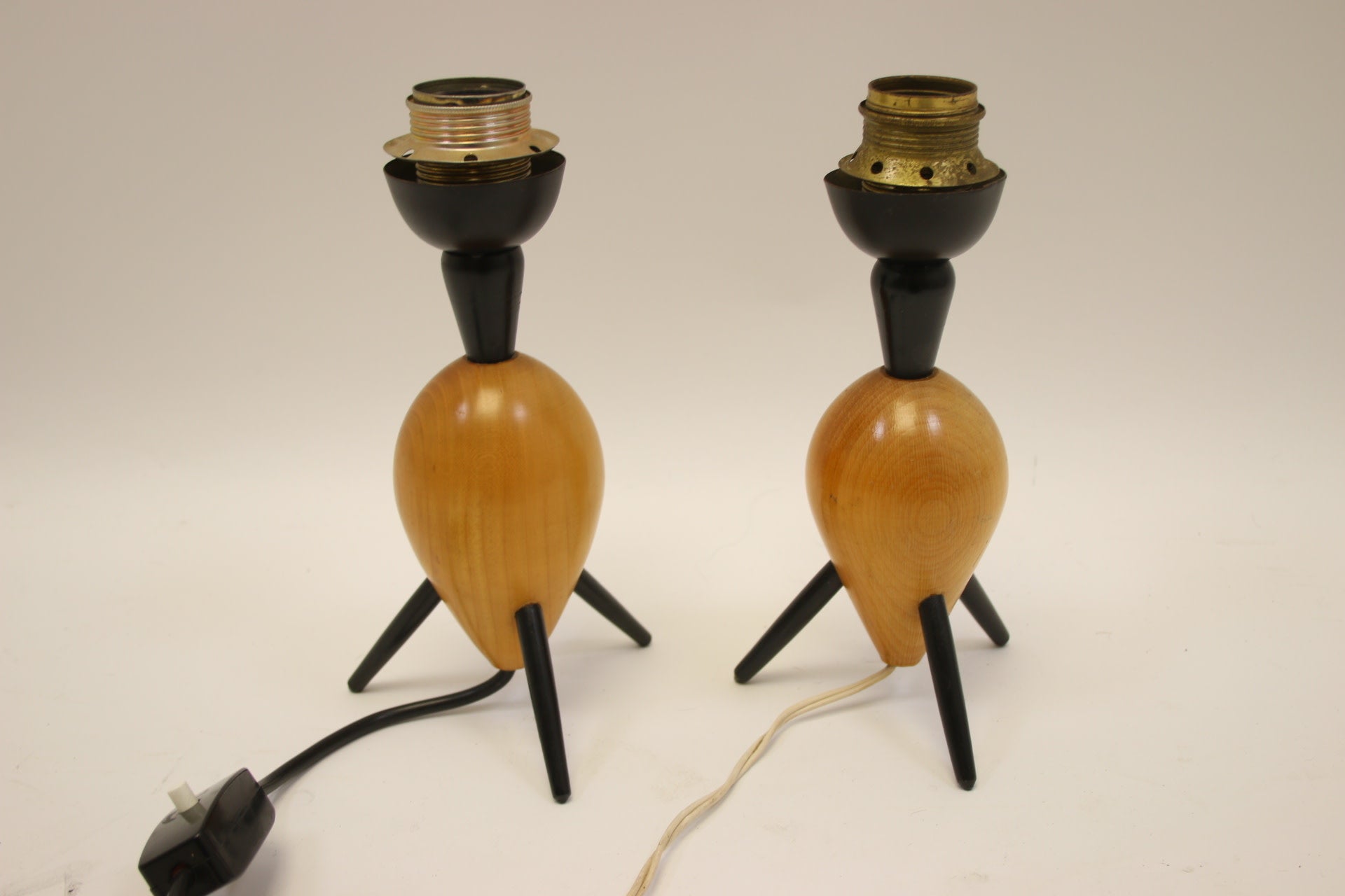Vintage Teakhouten Tafellampjes op 3 pootjes voorkant