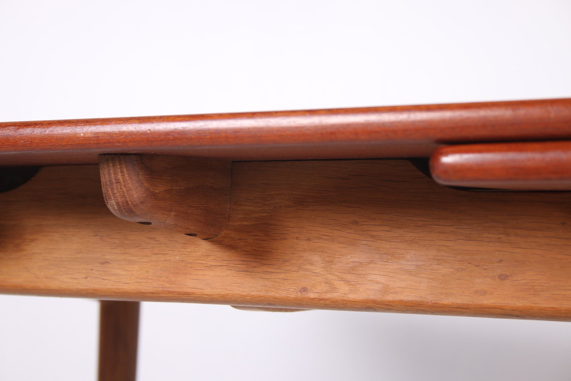 Xl Teak houten eettafel van Hans J Wegner gemaakt door A.Tuck 1950s detail rand onder