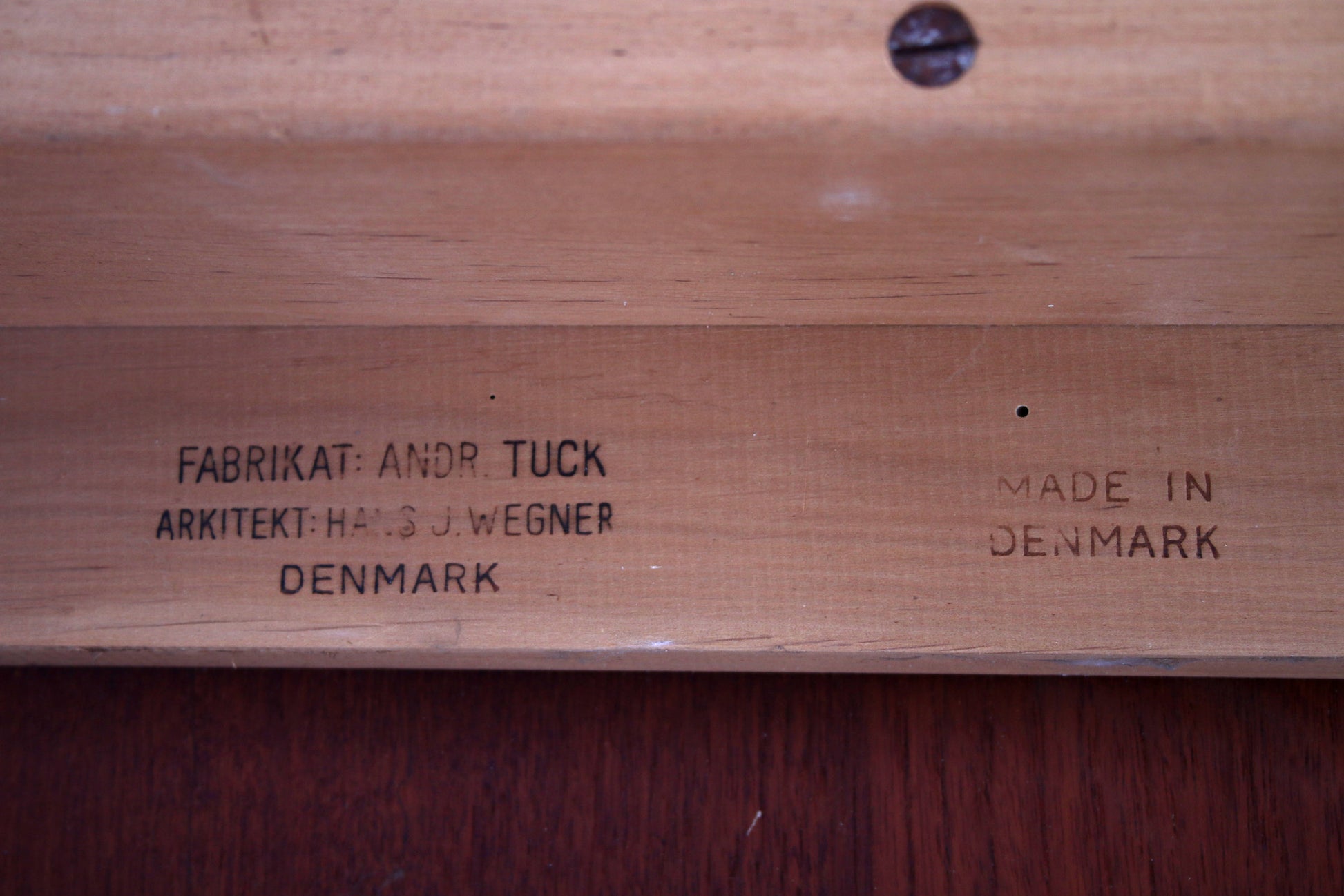 Xl Teak houten eettafel van Hans J Wegner gemaakt door A.Tuck 1950s detail brandmerk onderkant