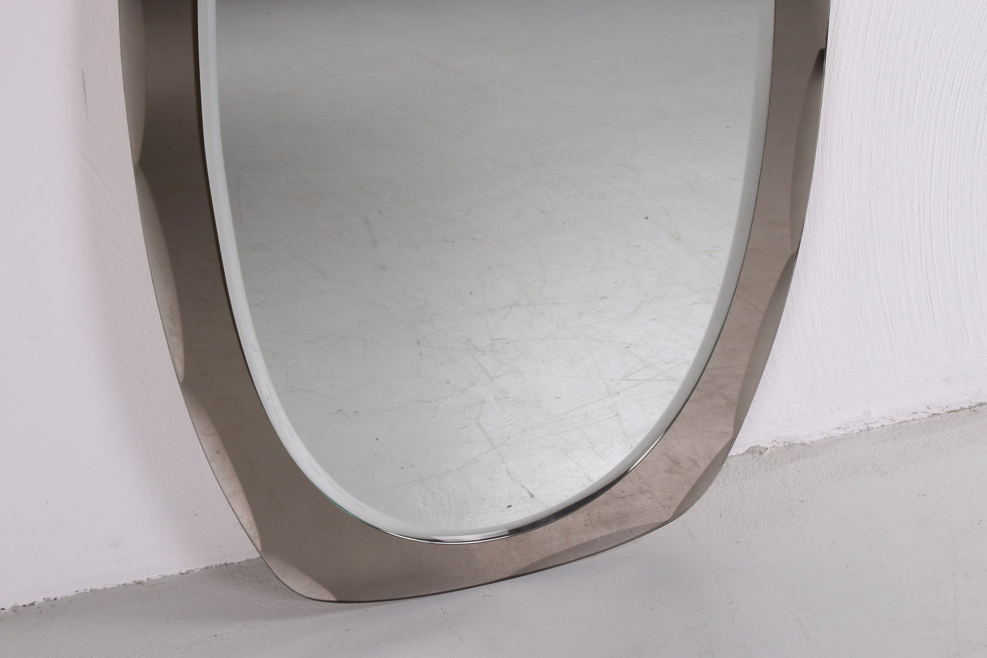 Italiaanse grote spiegel facet gesneden jaren60 detail rand onder voorkant