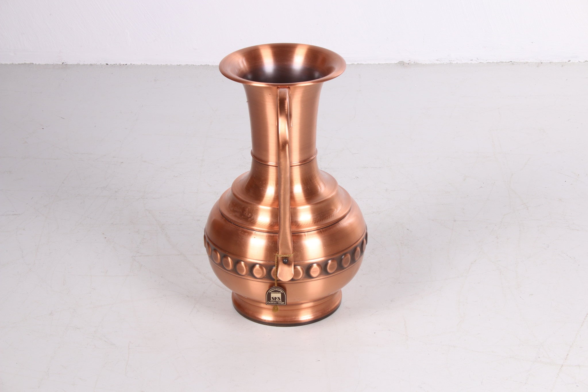 Mooie vintage koperen kan of vaas van het merk sks zijkant