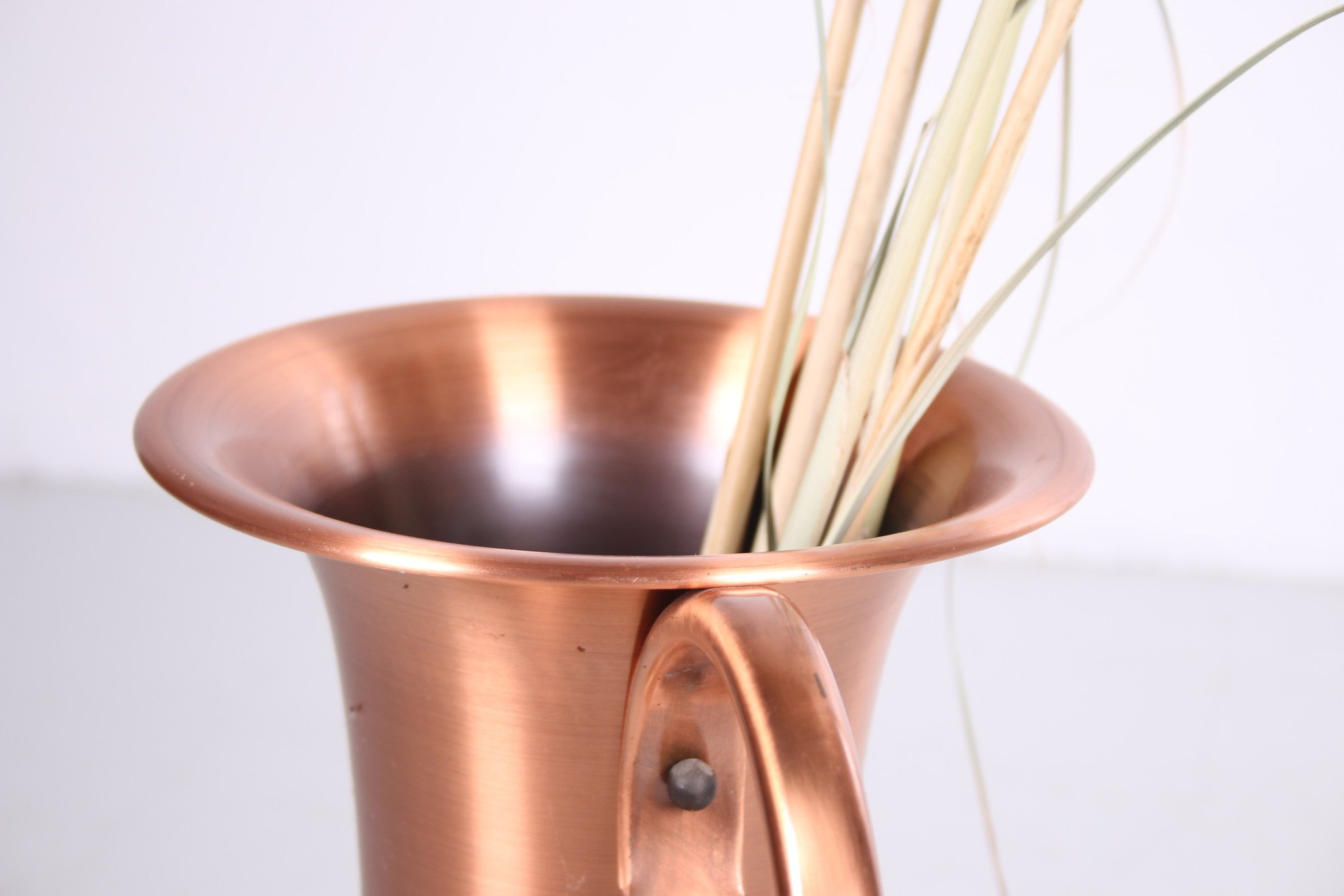 Mooie vintage koperen kan of vaas van het merk sks detail rand boven