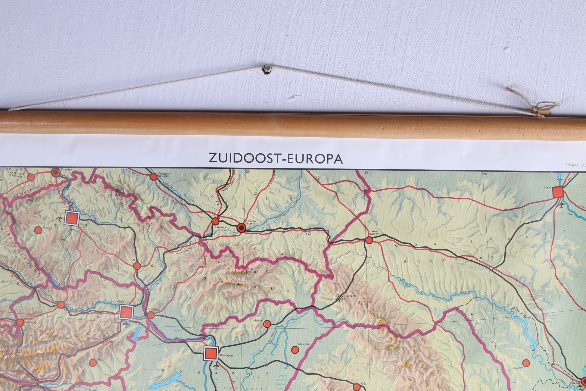Vintage landkaart op linnen Zuid Oost Europa jaren60s detail naam kaart