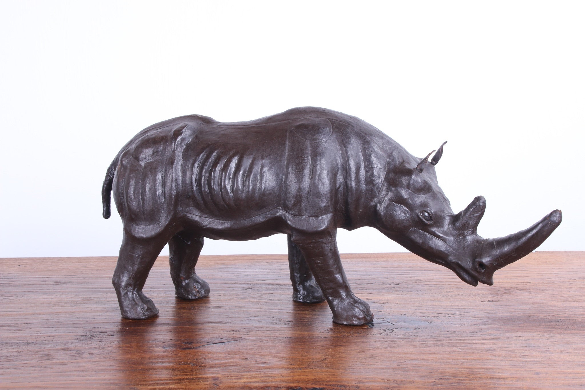 Oude Engelse leren Neushoorn gemaakt in de jaren 50 zijkant