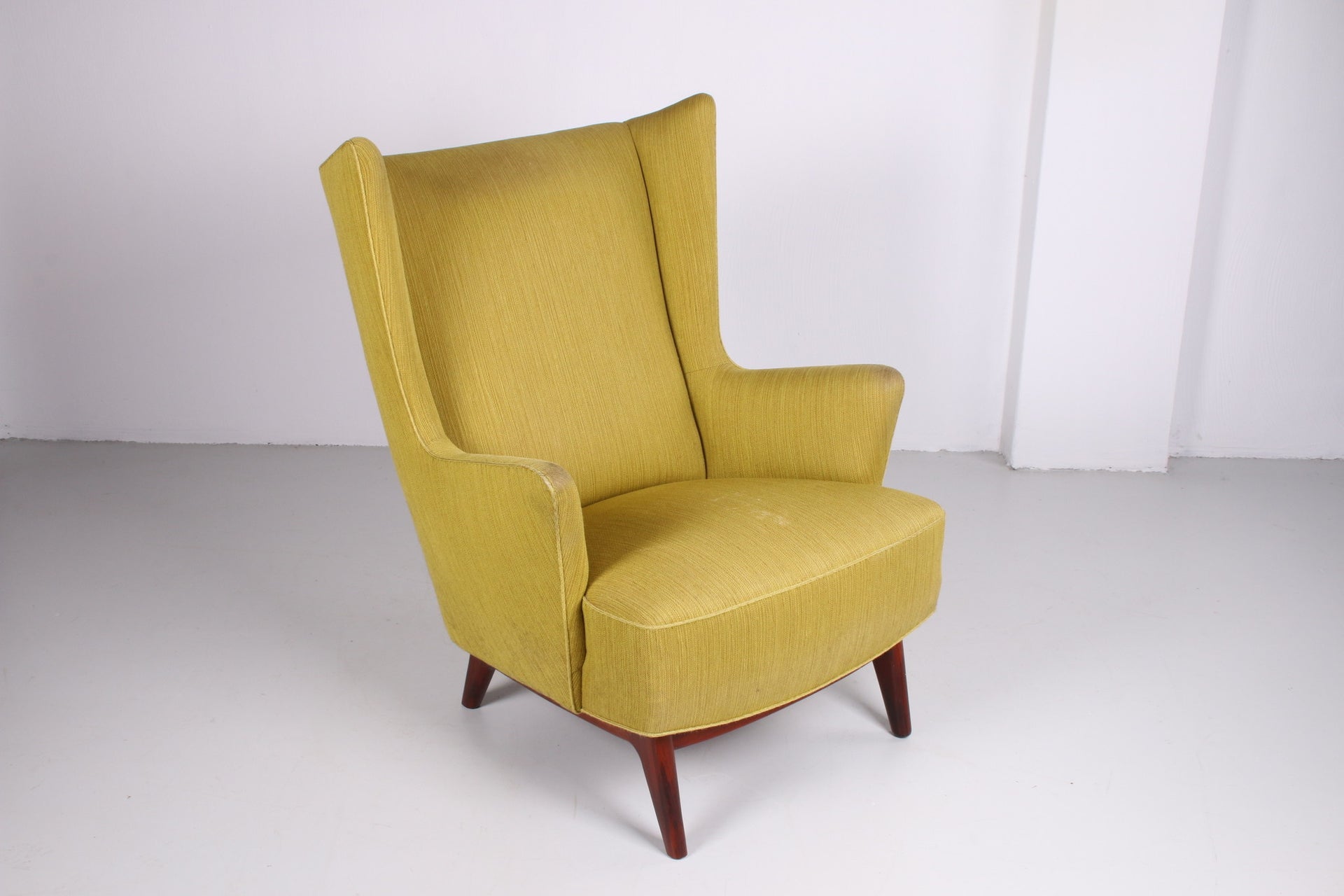 Deense fauteuil met pallisander houten onderstel mosgroen voorkant schuin