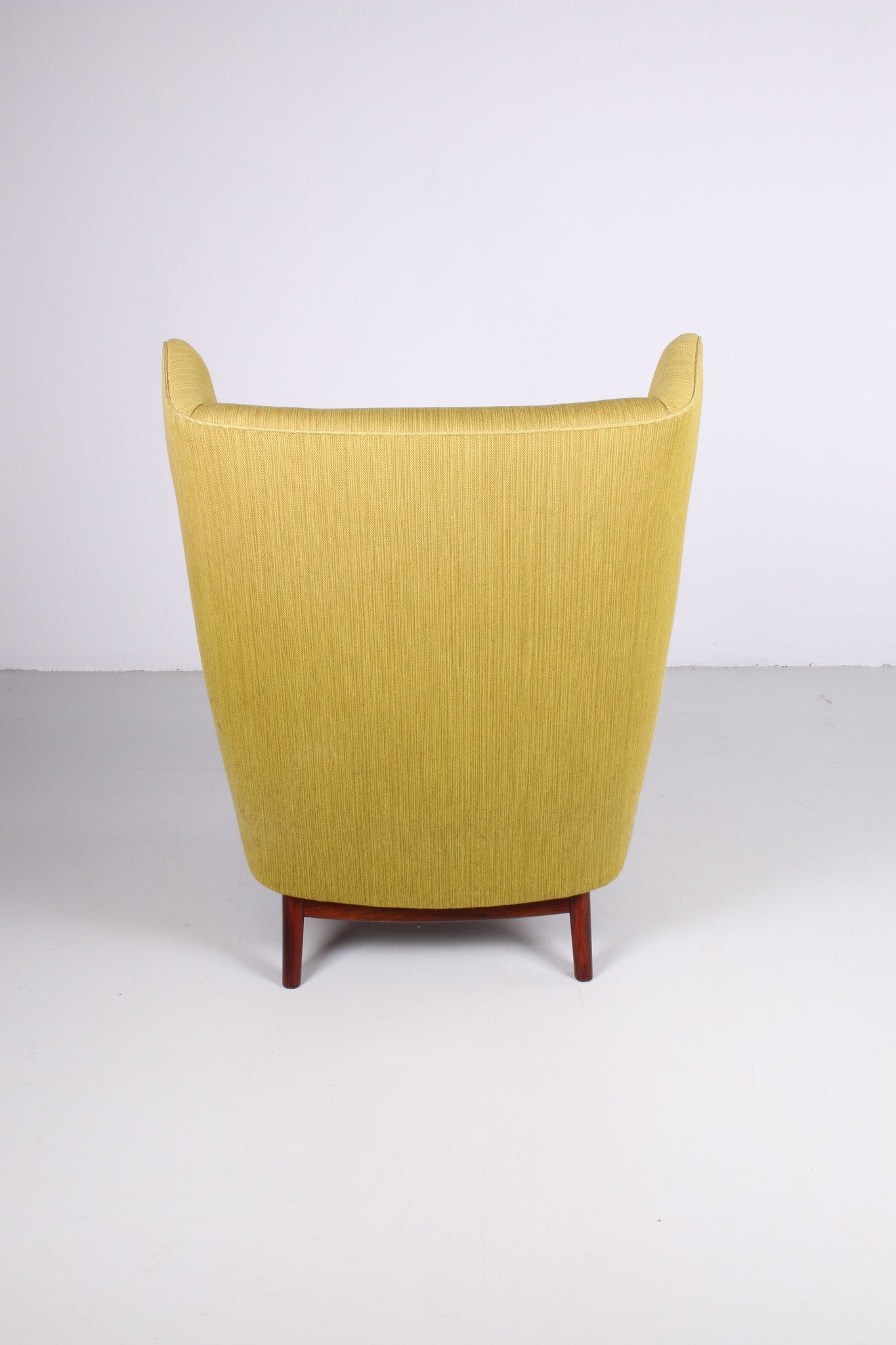 Deense fauteuil met pallisander houten onderstel mosgroen achterkant