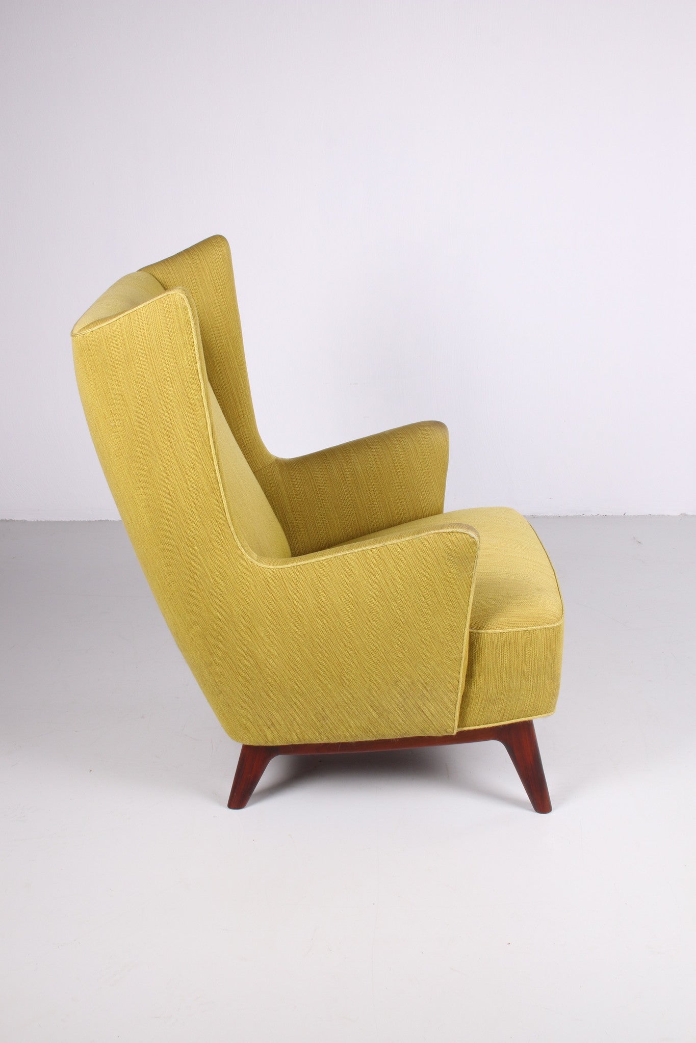 Deense fauteuil met pallisander houten onderstel mosgroen zijkant