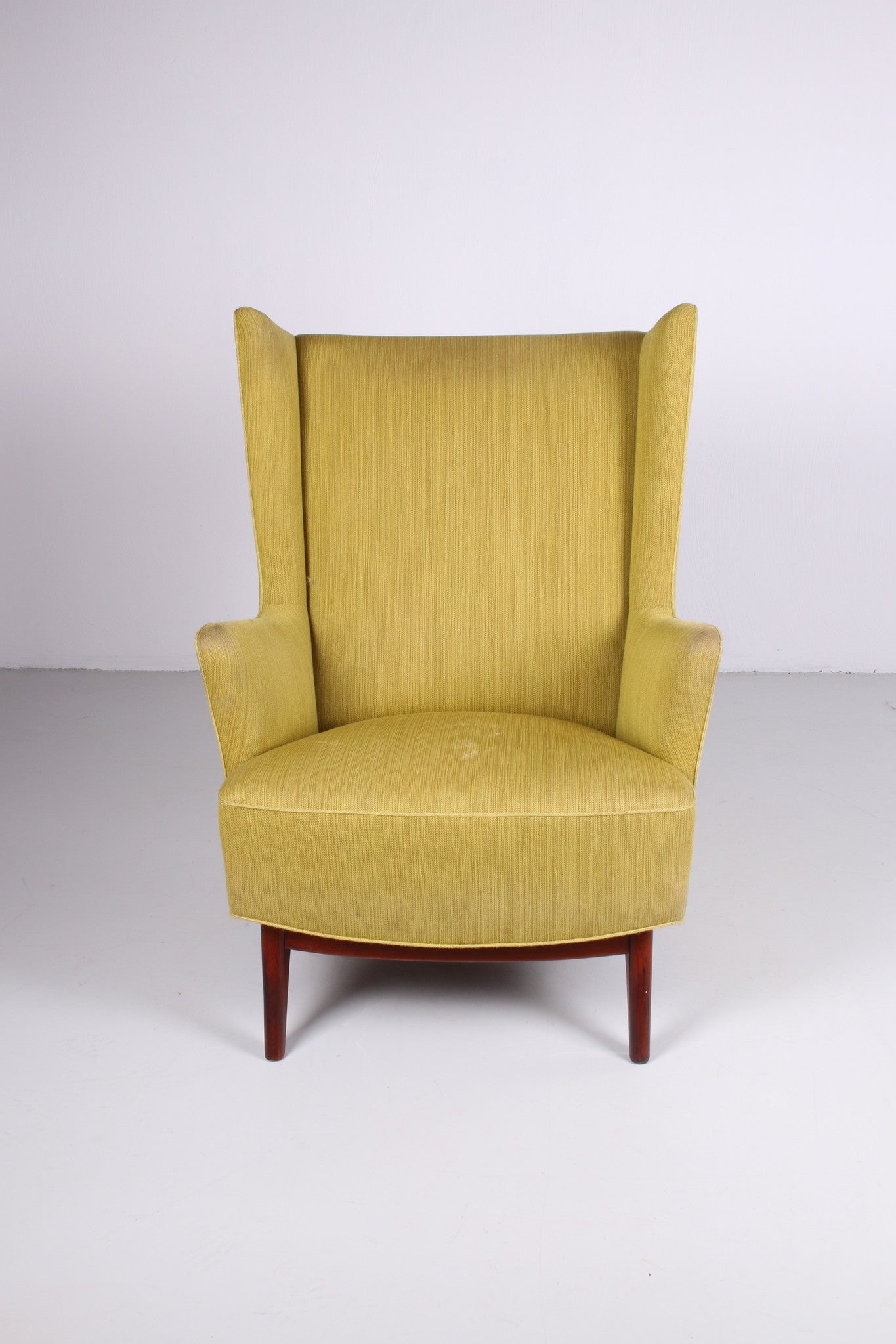 Deense fauteuil met pallisander houten onderstel mosgroen voorkant