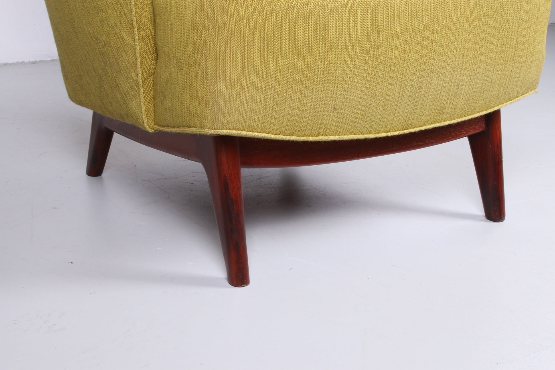 Deense fauteuil met pallisander houten onderstel mosgroen detail stoelpoten