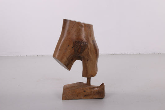 Naakt skulpture van vrouw gemaakt uit hout