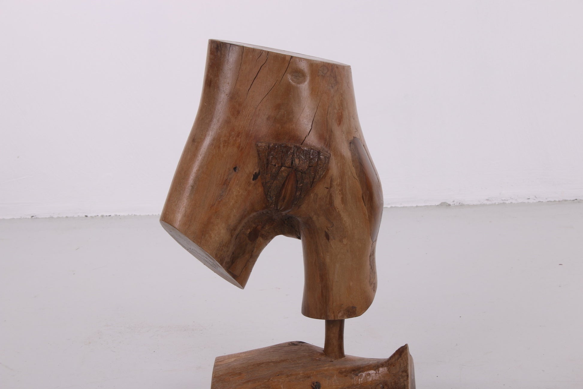 Naakt skulpture van vrouw gemaakt uit hout