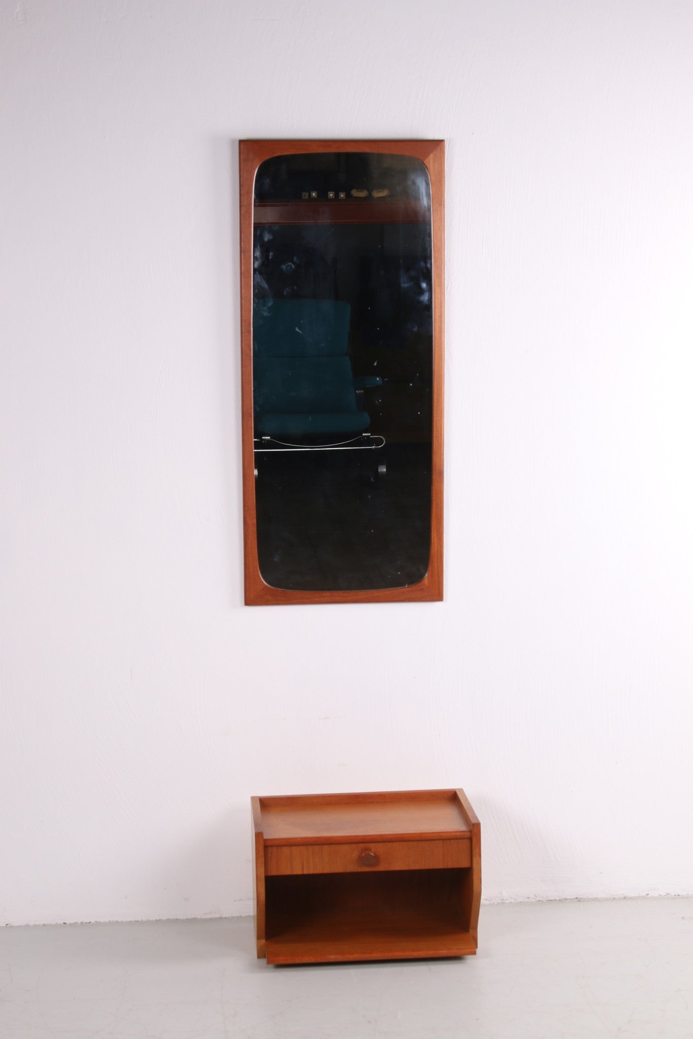 Teak houten Gang set spiegel met zwevend ladenkastje jaren60 voorkant spiegel opgehangen