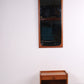 Teak houten Gang set spiegel met zwevend ladenkastje jaren60 voorkant spiegel opgehangen