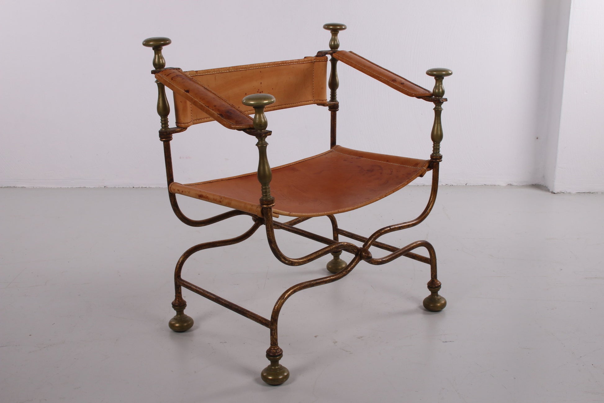 Italiaans stoel gemaakt in 1940 door Iron Savonarola Dante zijkant