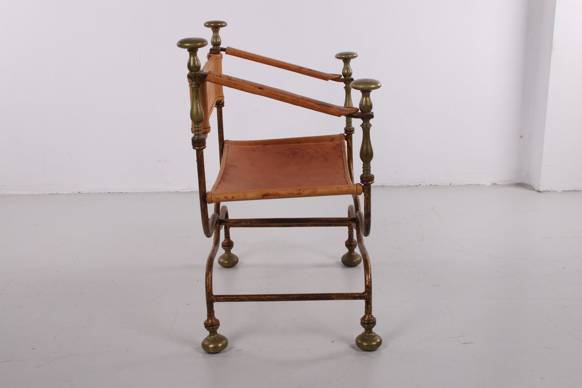 Italiaans stoel gemaakt in 1940 door Iron Savonarola Dante zijkant