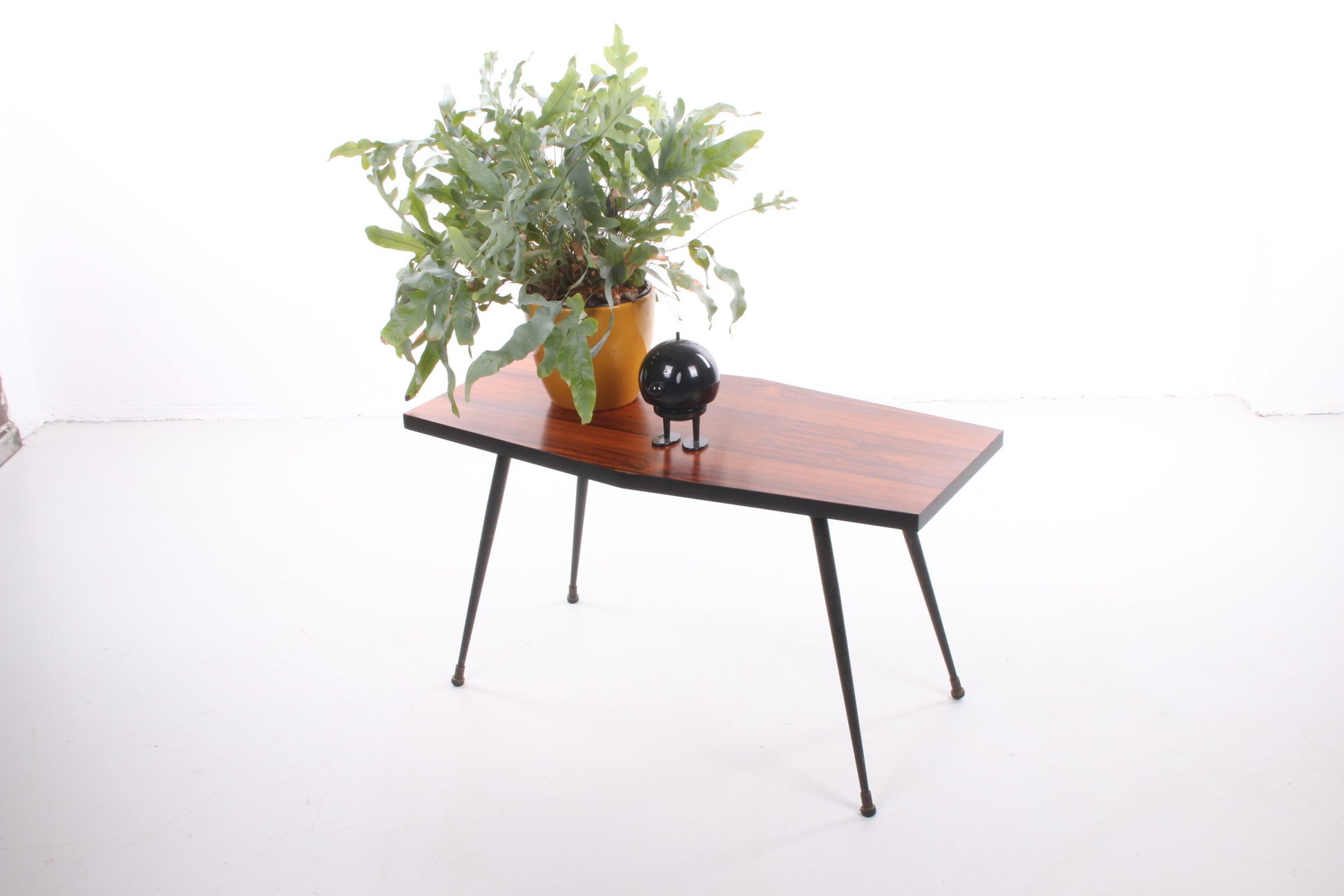 Palissander plantentafel of bijzettafel met mooie zwart metalen poten sfeerfoto
