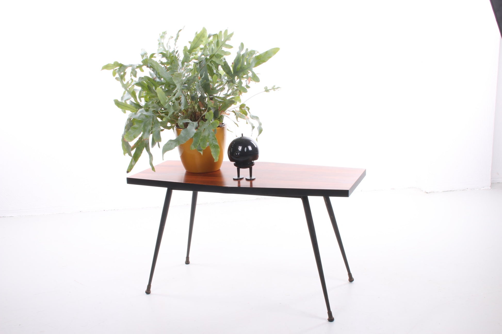 Palissander plantentafel of bijzettafel met mooie zwart metalen poten sfeerfoto