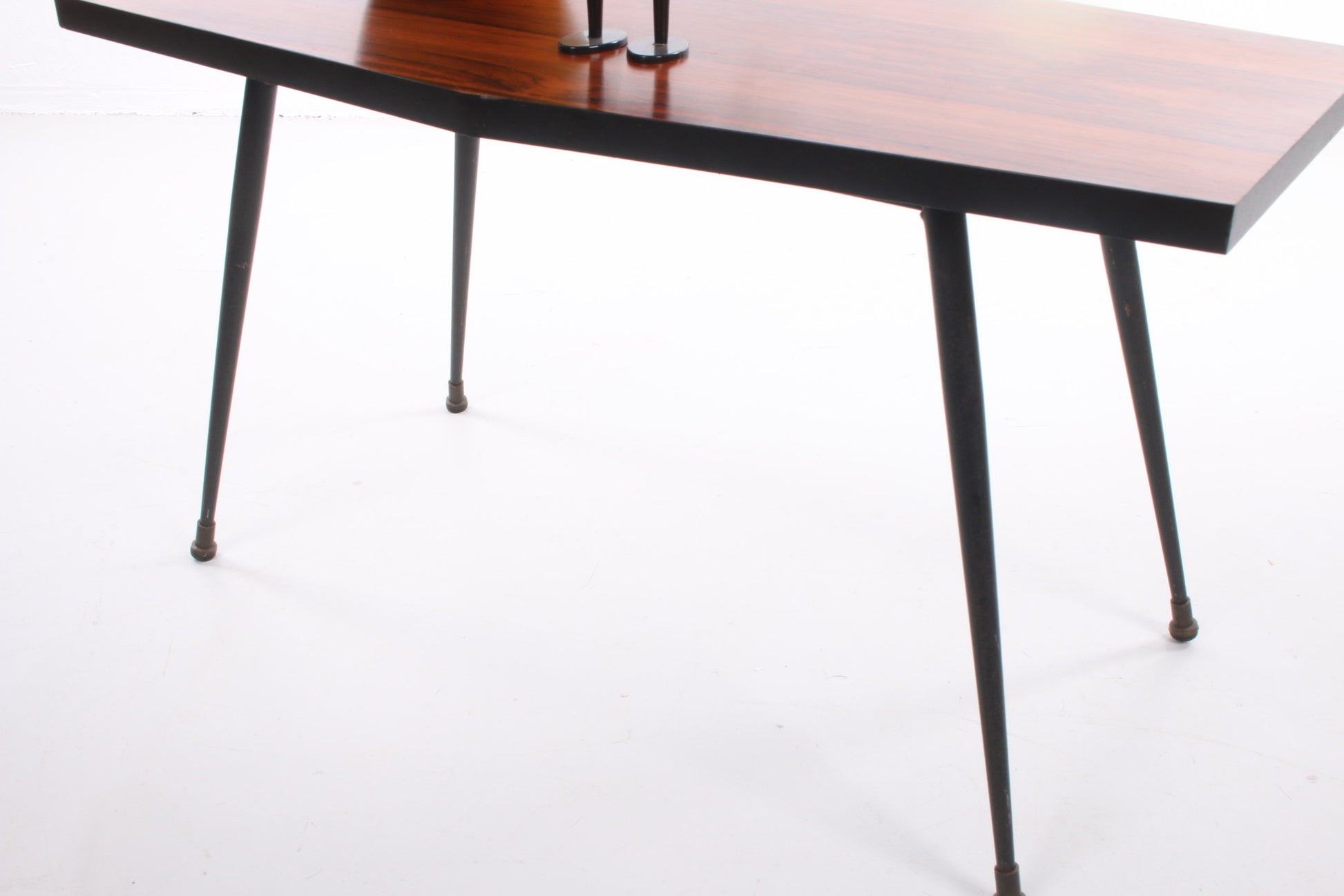 Palissander plantentafel of bijzettafel met mooie zwart metalen poten detail voorkant