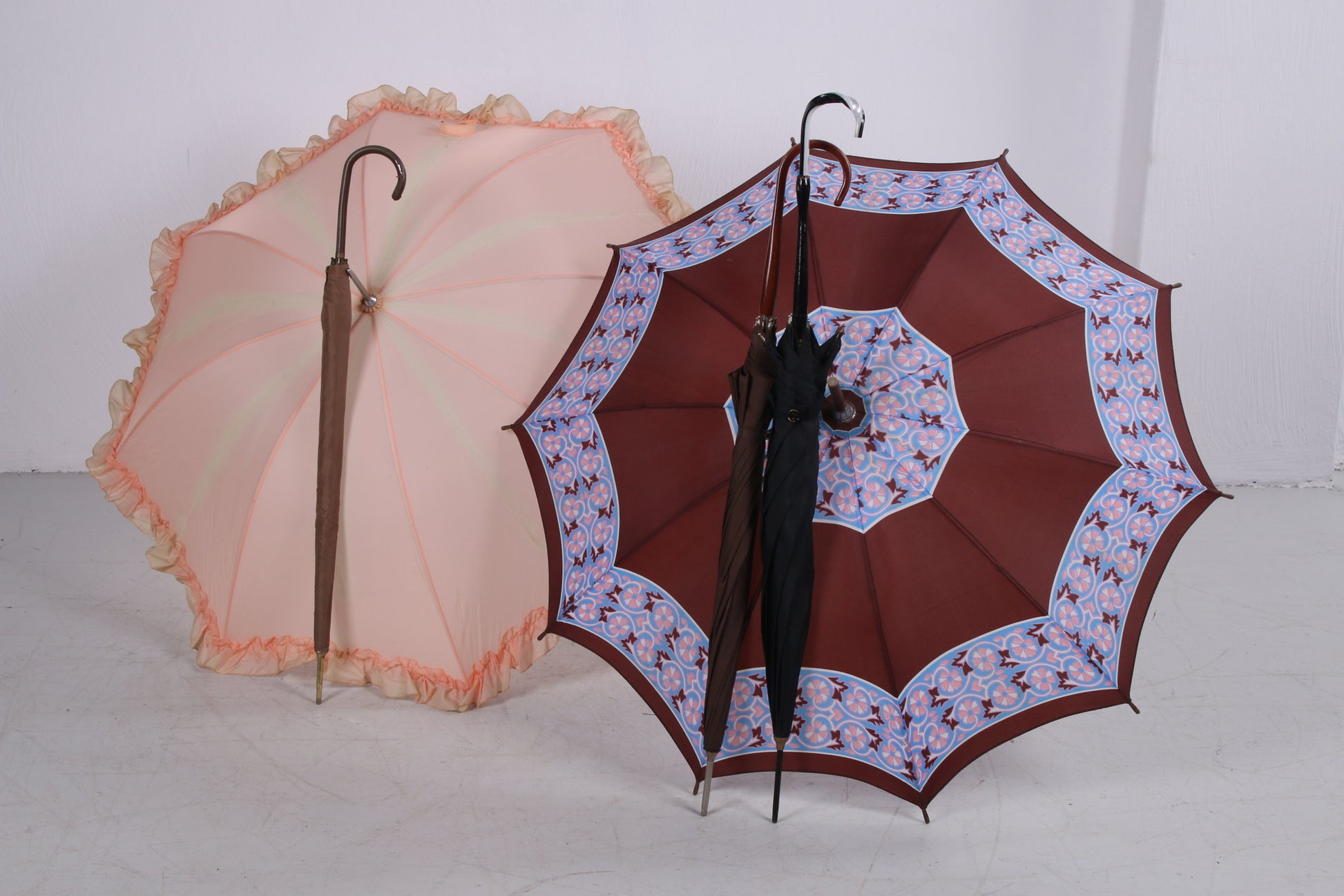 Set van 5 zeer oude Antieke zijden Paraplu's twee uitgeklapt drie ingeklapt
