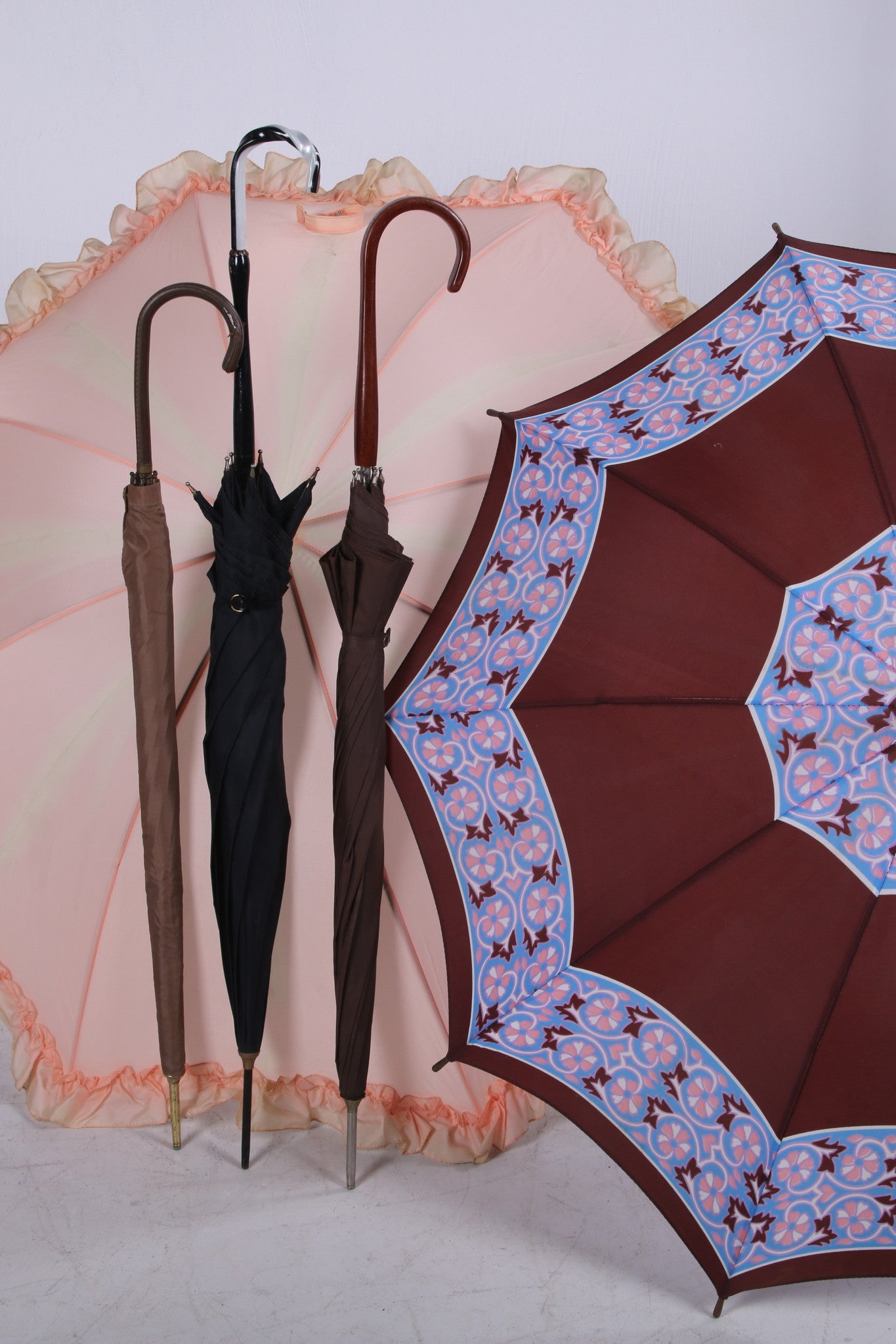 Set van 5 zeer oude Antieke zijden Paraplu's twee ingeklapt drie uitgeklapt
