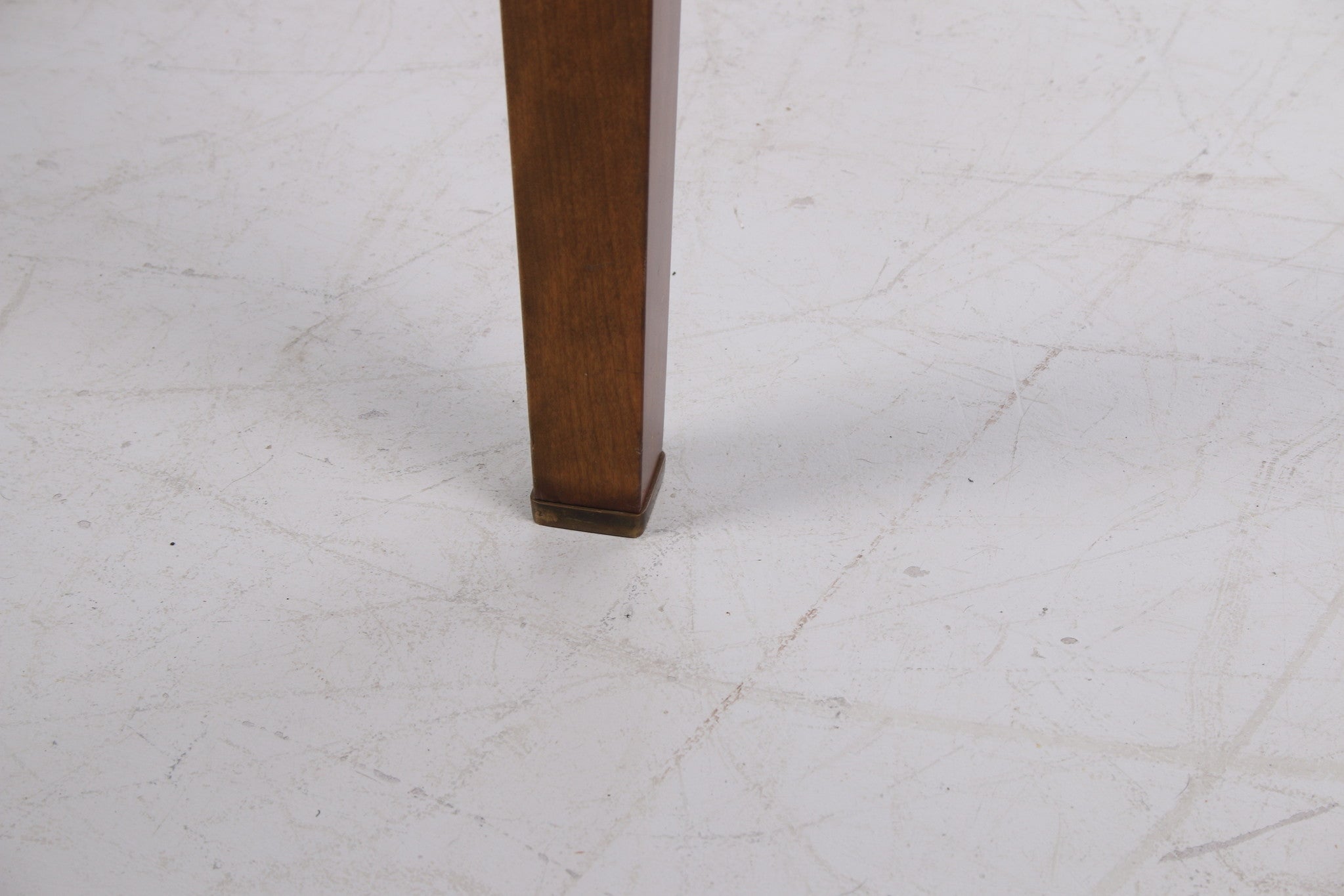 Peter Ghyzcy Salontafel met houten poten Model T 56/2 detail tafelpoot