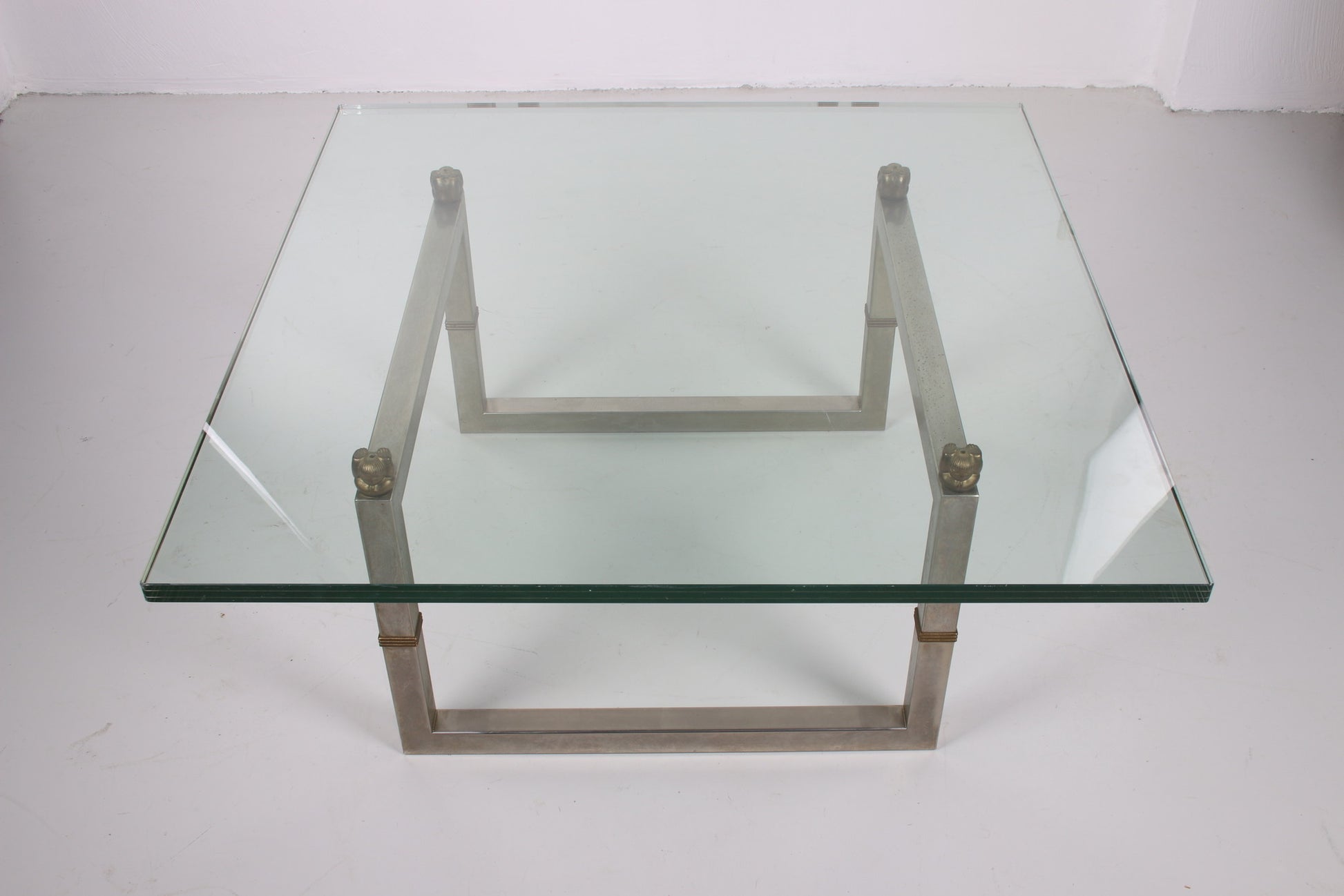 Peter Ghyczy glazen salontafel met roestvrij stalen frame Biri T29 voorkant bovenaf