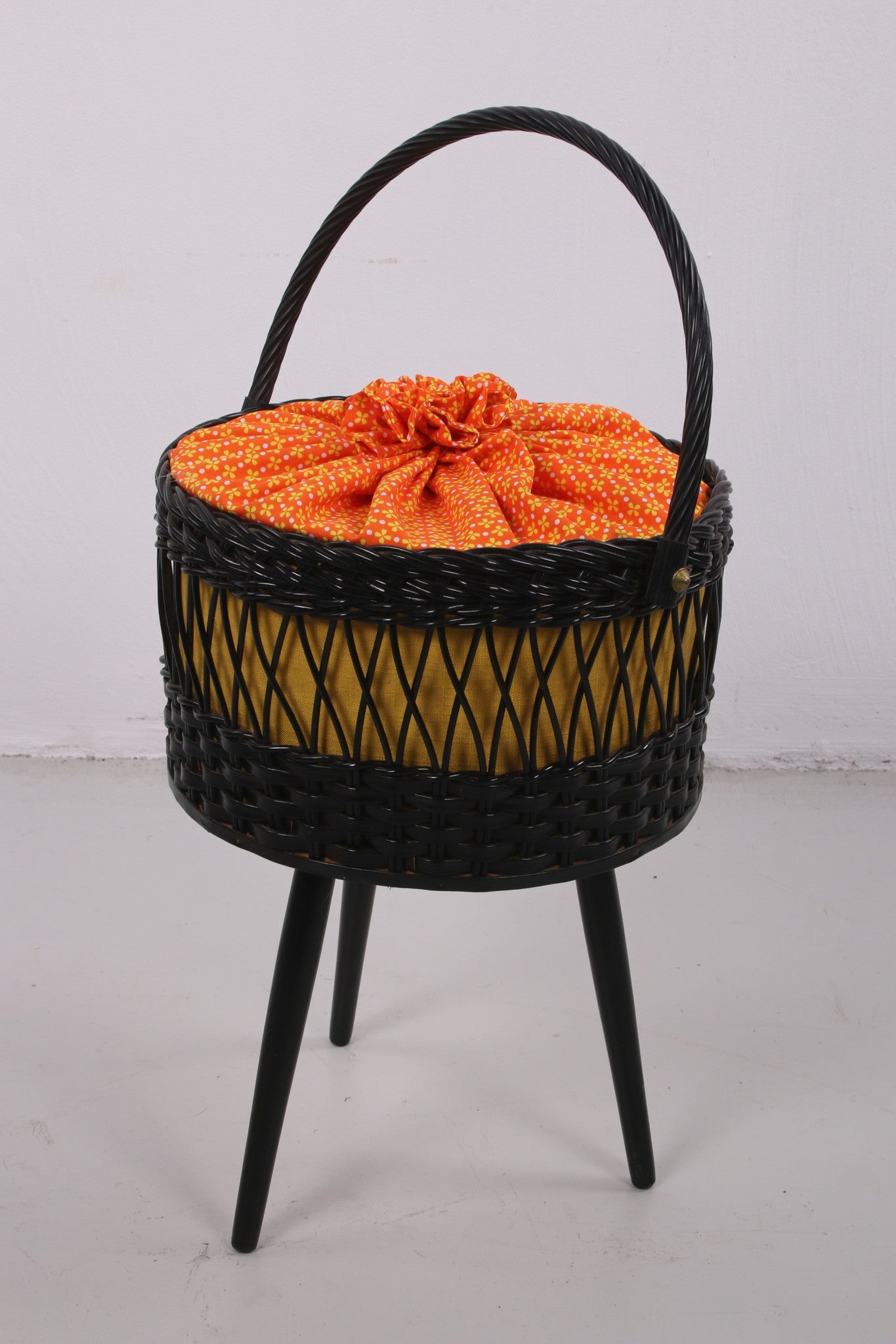 Zwart pitriet naaigarnituur mandje met deksel en mooi hengsel 60 voorkant