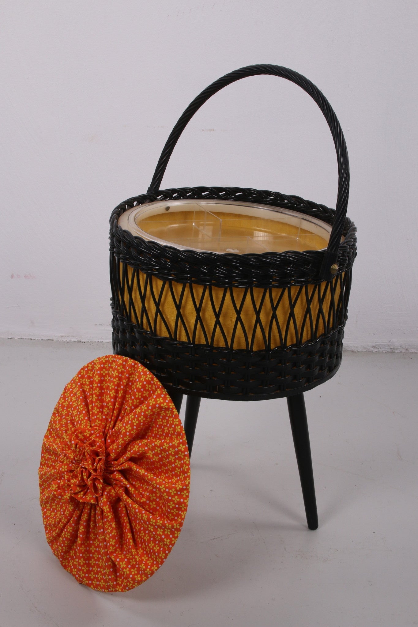 Zwart pitriet naaigarnituur mandje met deksel en mooi hengsel 60 voorkant deksel los