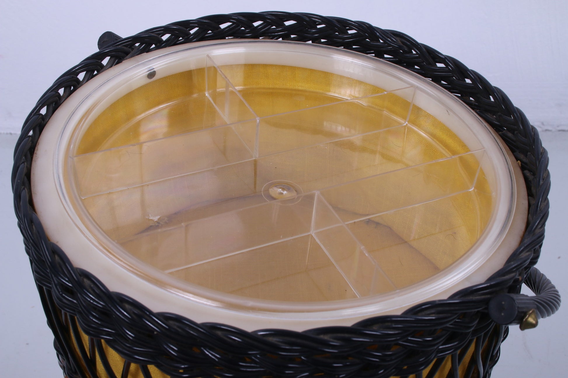 Zwart pitriet naaigarnituur mandje met deksel en mooi hengsel 60 detail binnenkant mand