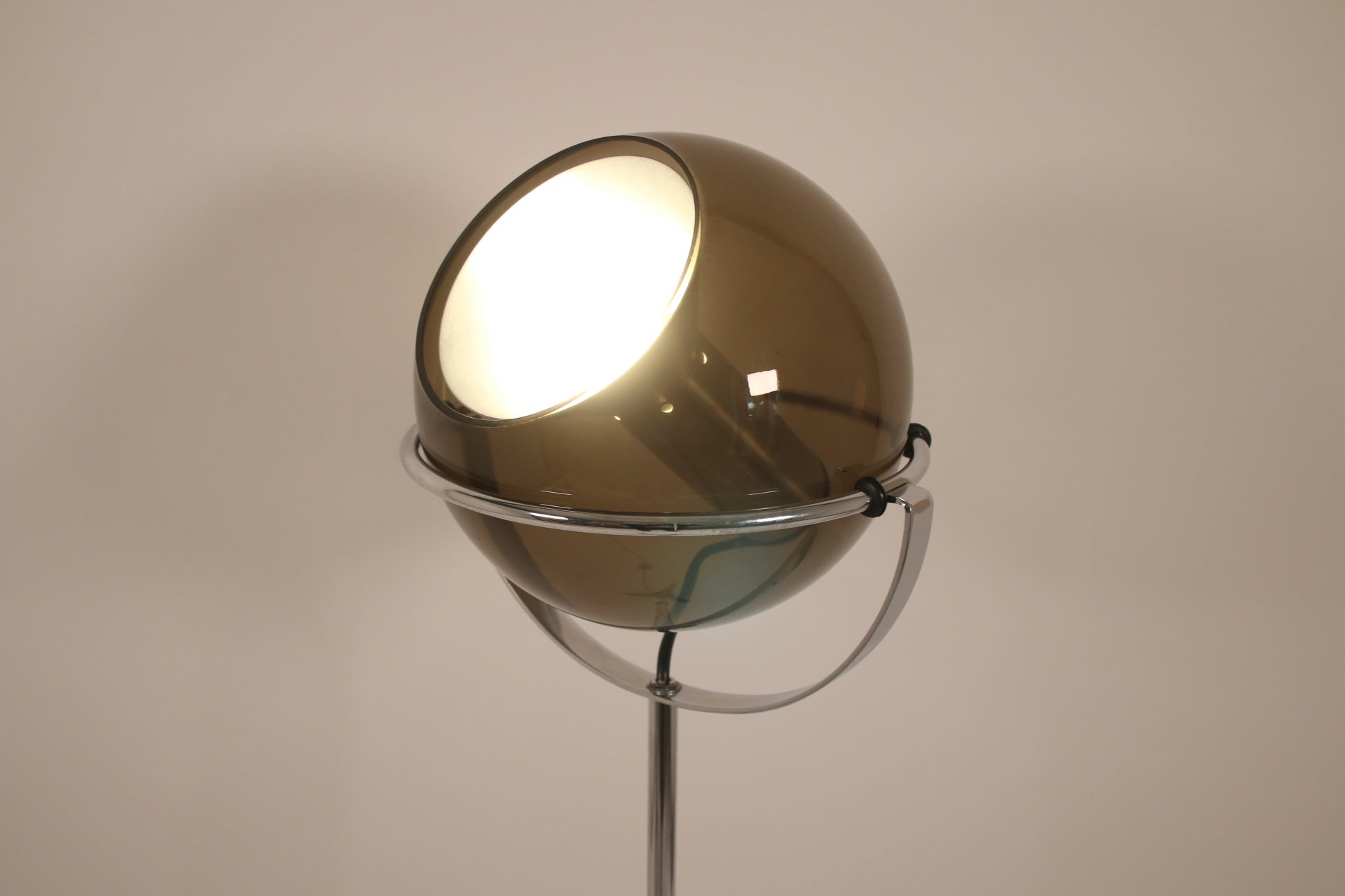 RAAK AMSTERDAM "GLOBE" FLOOR LAMP detail lamp licht aan