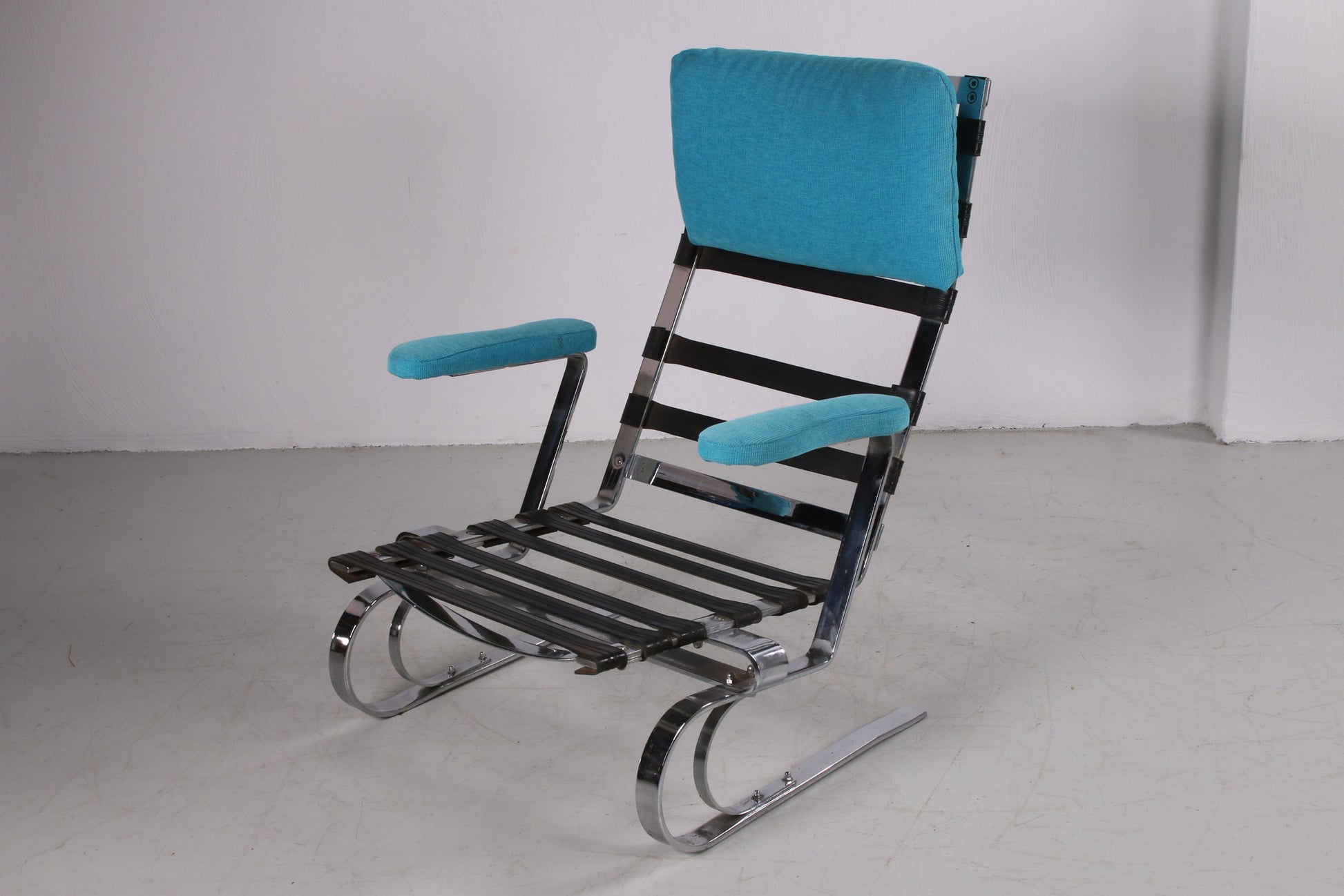 Relax stoel Met chrome en zee blauwe bekleding jaren70 zijkant zonder kussens