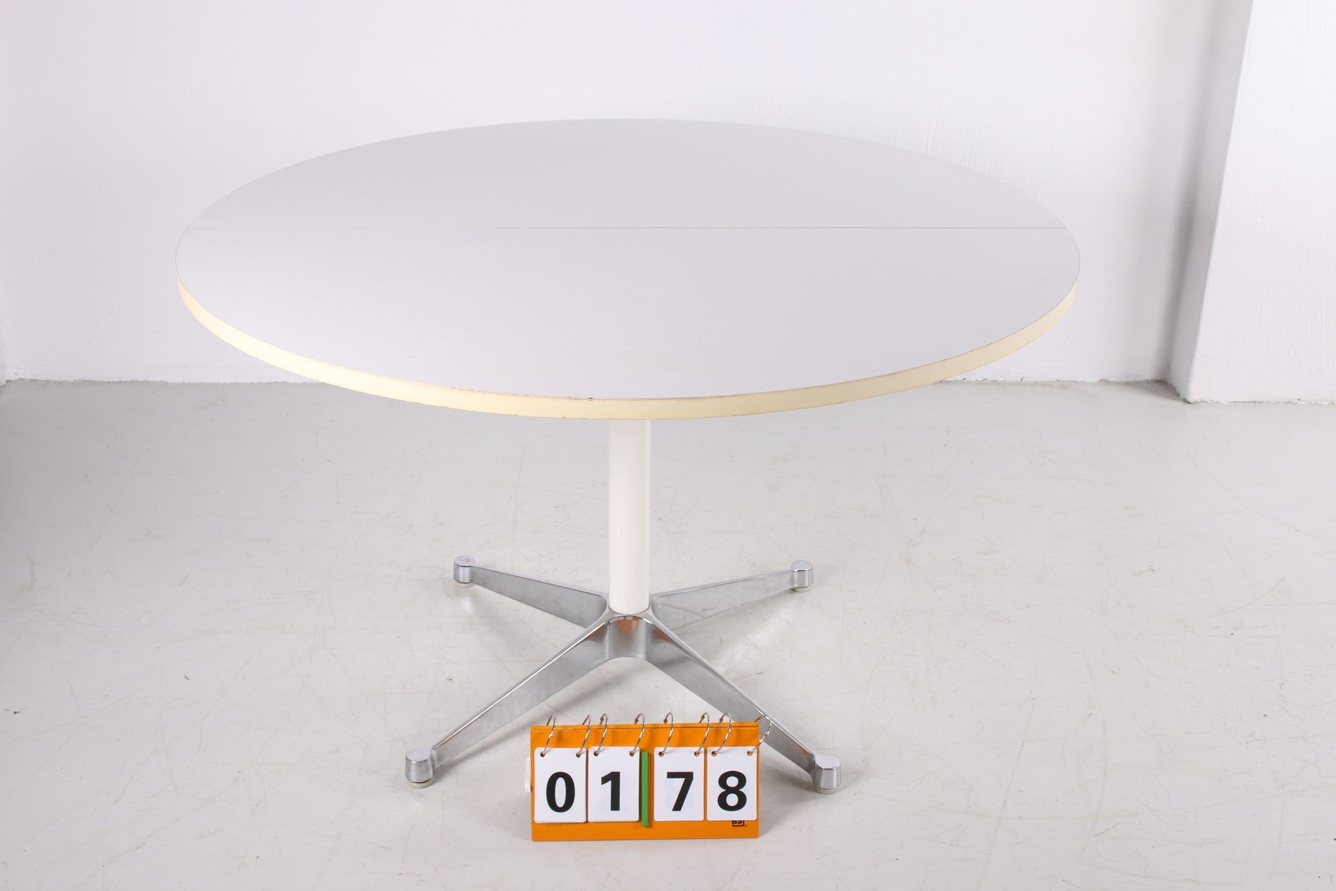 Ronde eettafel ontwerp van Herman Miller jaren70 voorkant