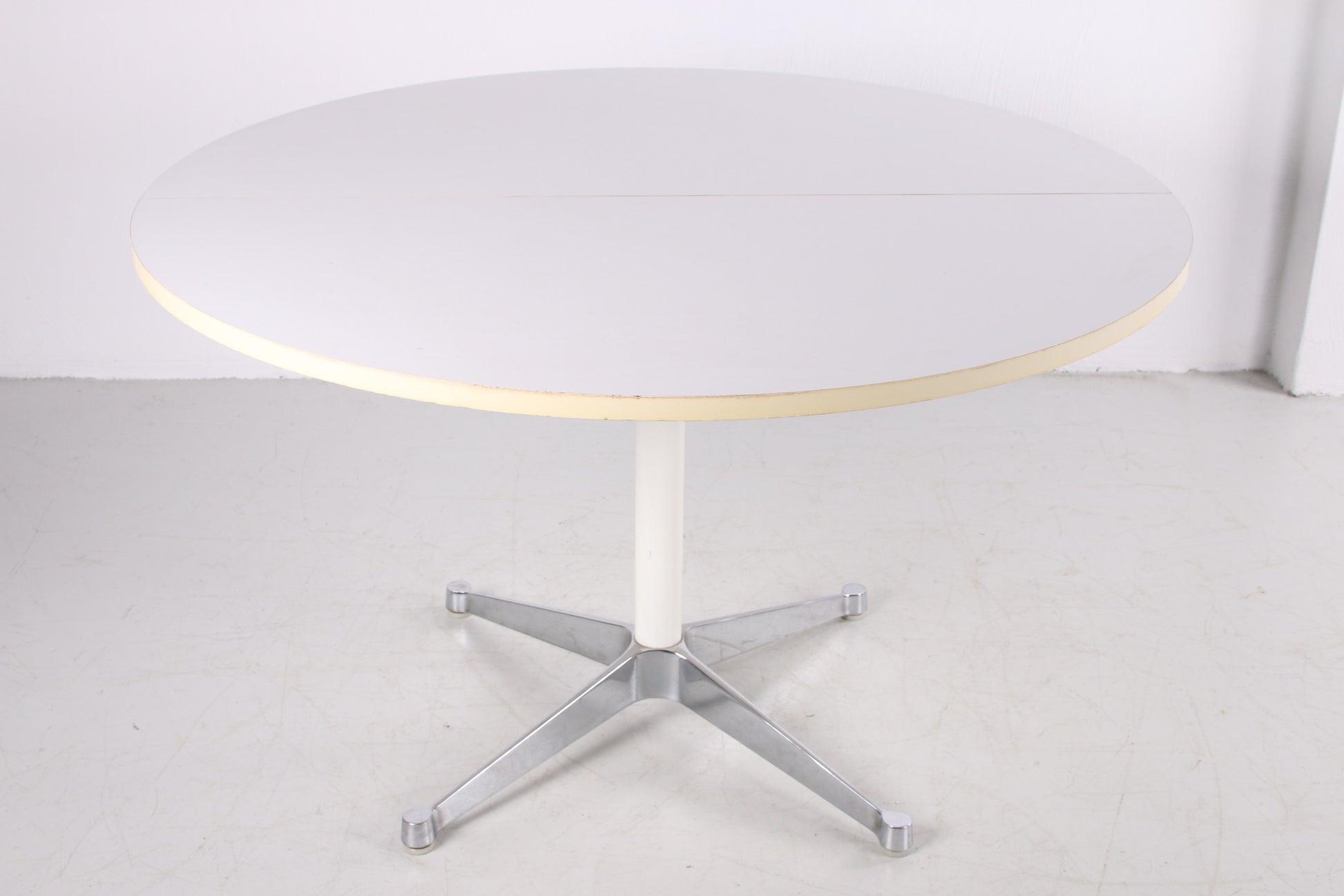 Ronde eettafel ontwerp van Herman Miller jaren70 voorkant