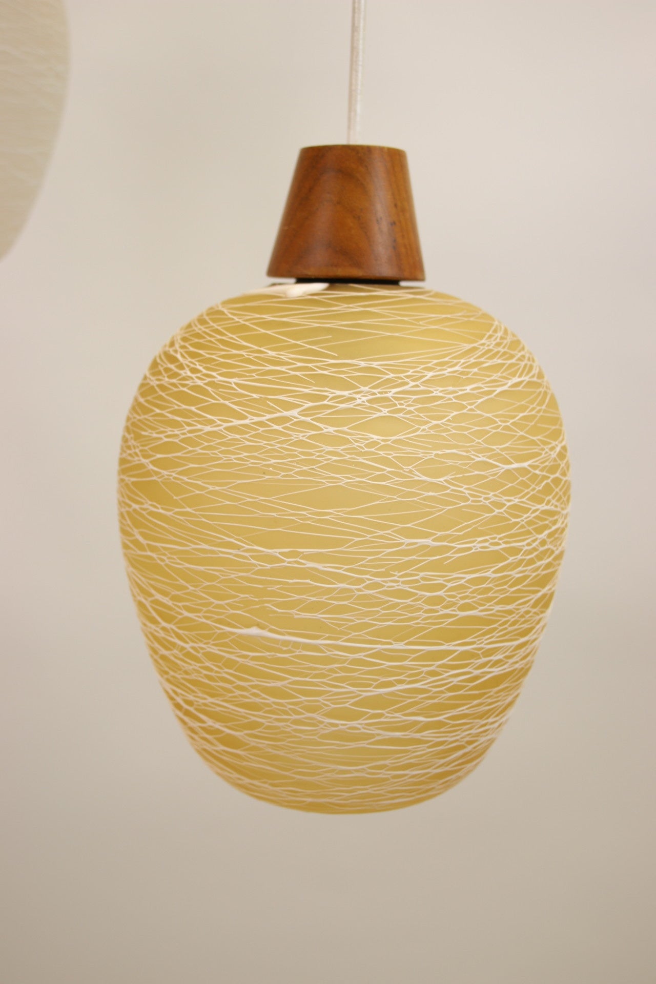 Scandinavische Hanglamp met 3 gekleurden Glazen bollen detail geel lampje
