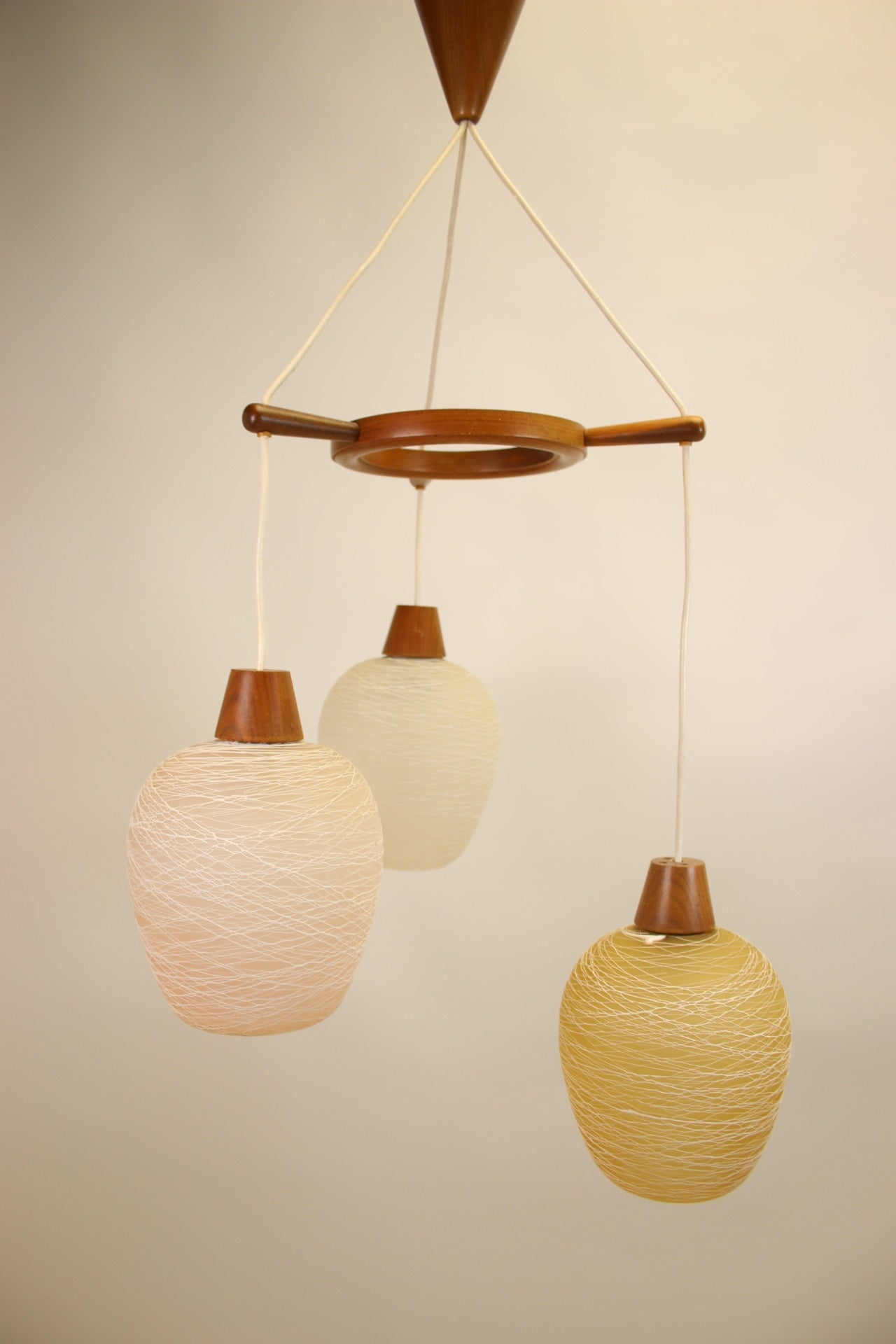 Scandinavische Hanglamp met 3 gekleurden Glazen bollen voorkant