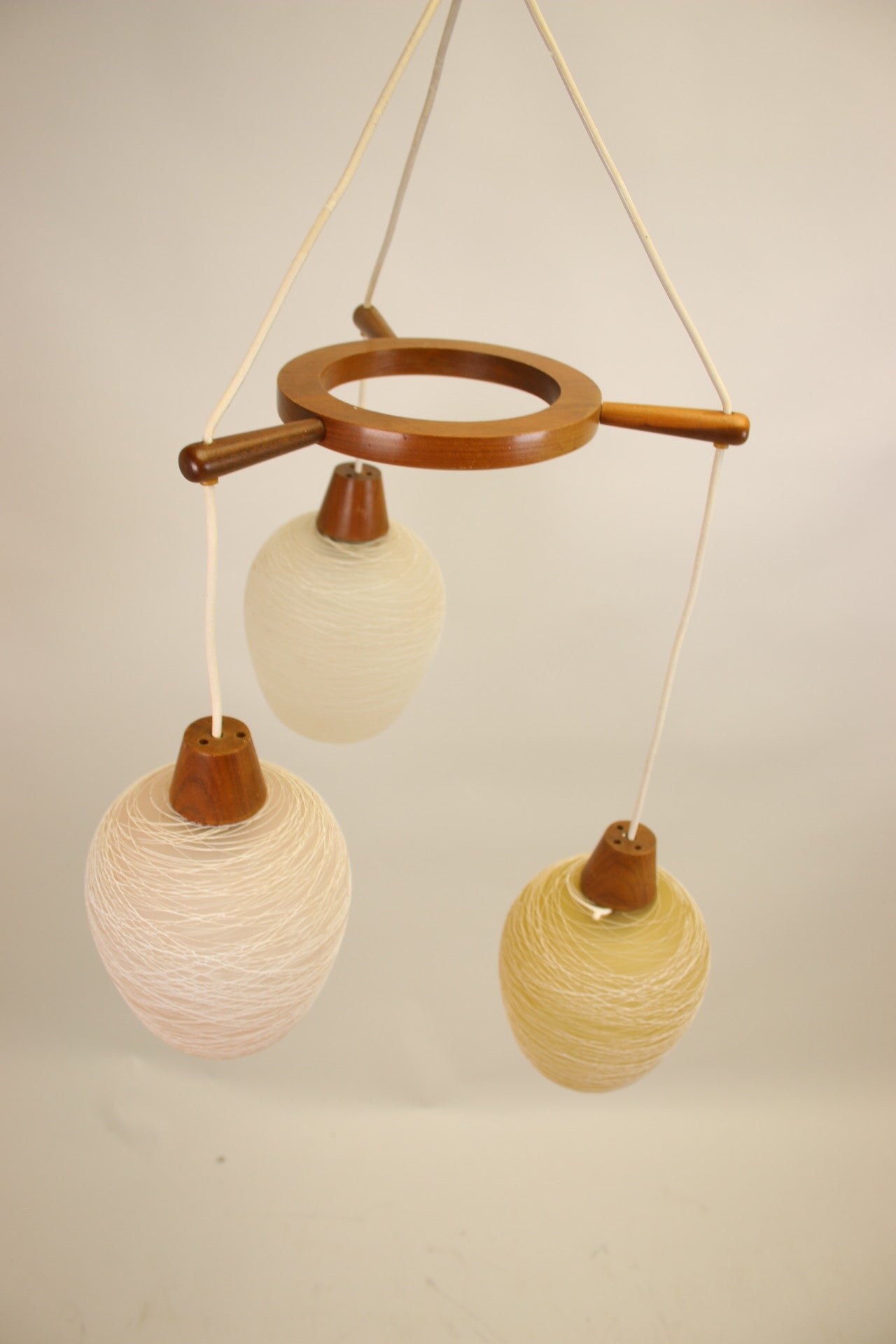 Scandinavische Hanglamp met 3 gekleurden Glazen bollen bovenkant