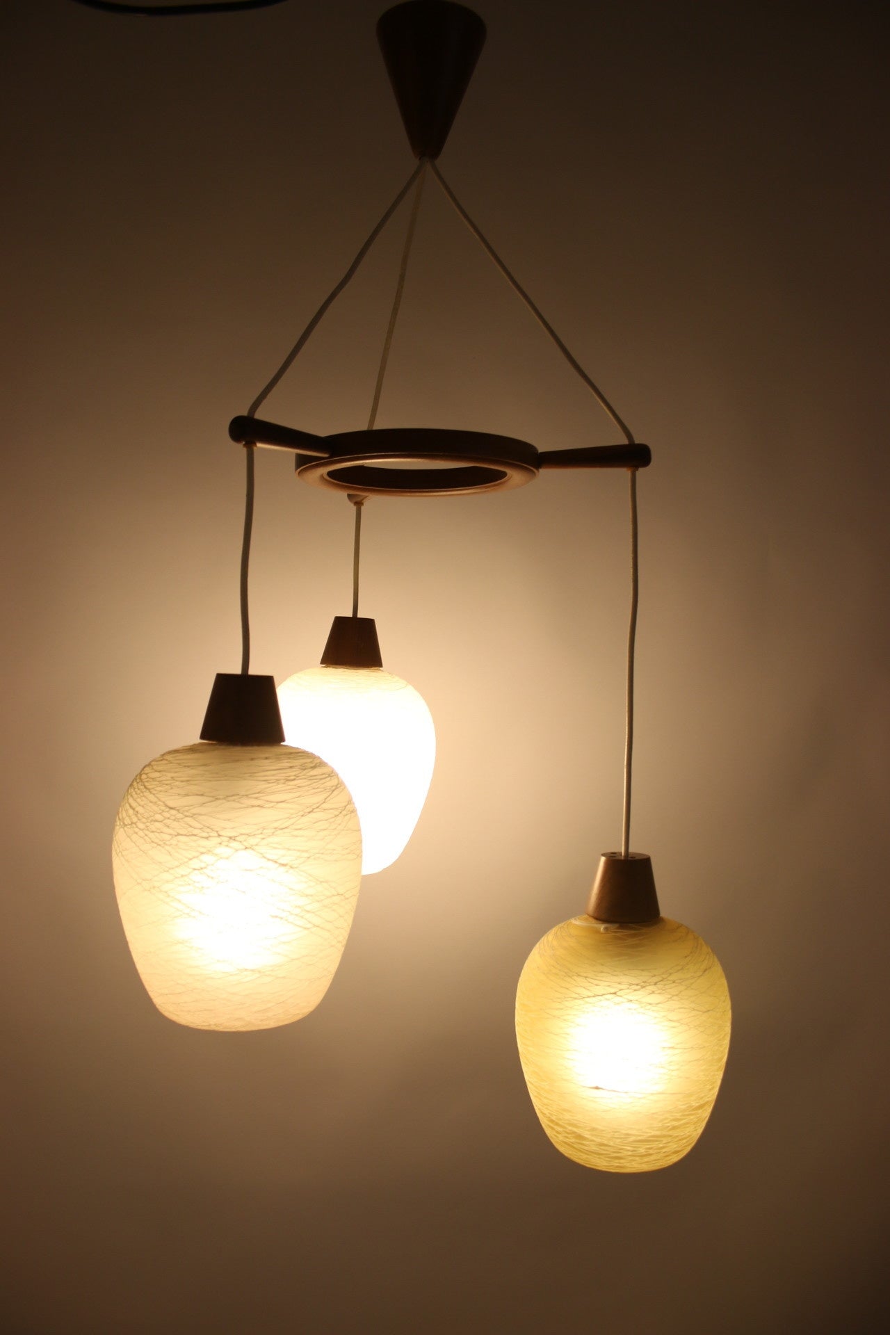 Scandinavische Hanglamp met 3 gekleurden Glazen bollen voorkant licht aan
