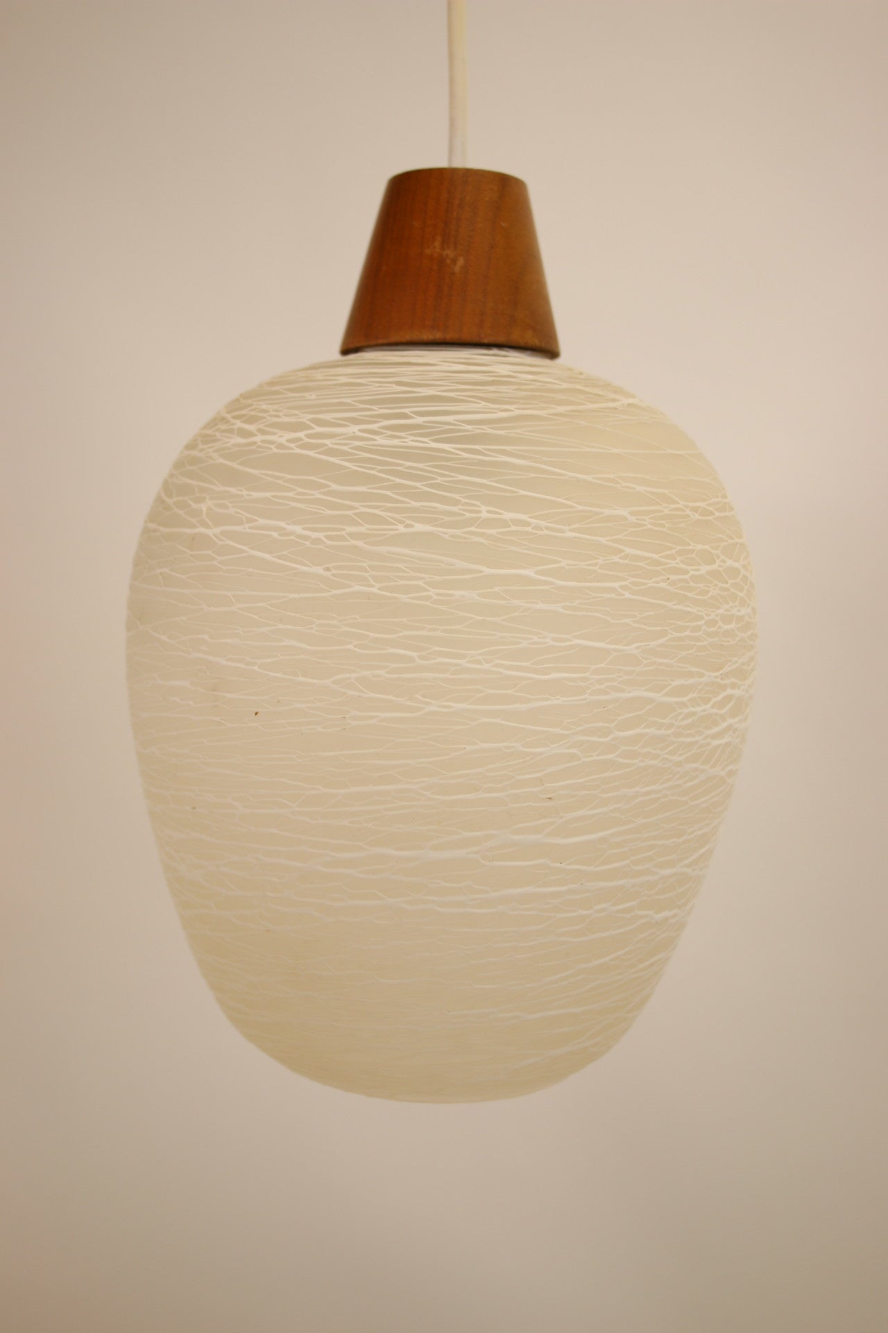 Scandinavische Hanglamp met 3 gekleurden Glazen bollen detail wit lampje