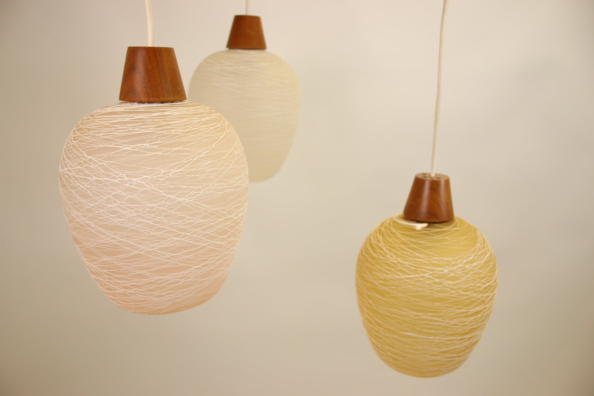 Scandinavische Hanglamp met 3 gekleurden Glazen bollen detail voorkant lampjes