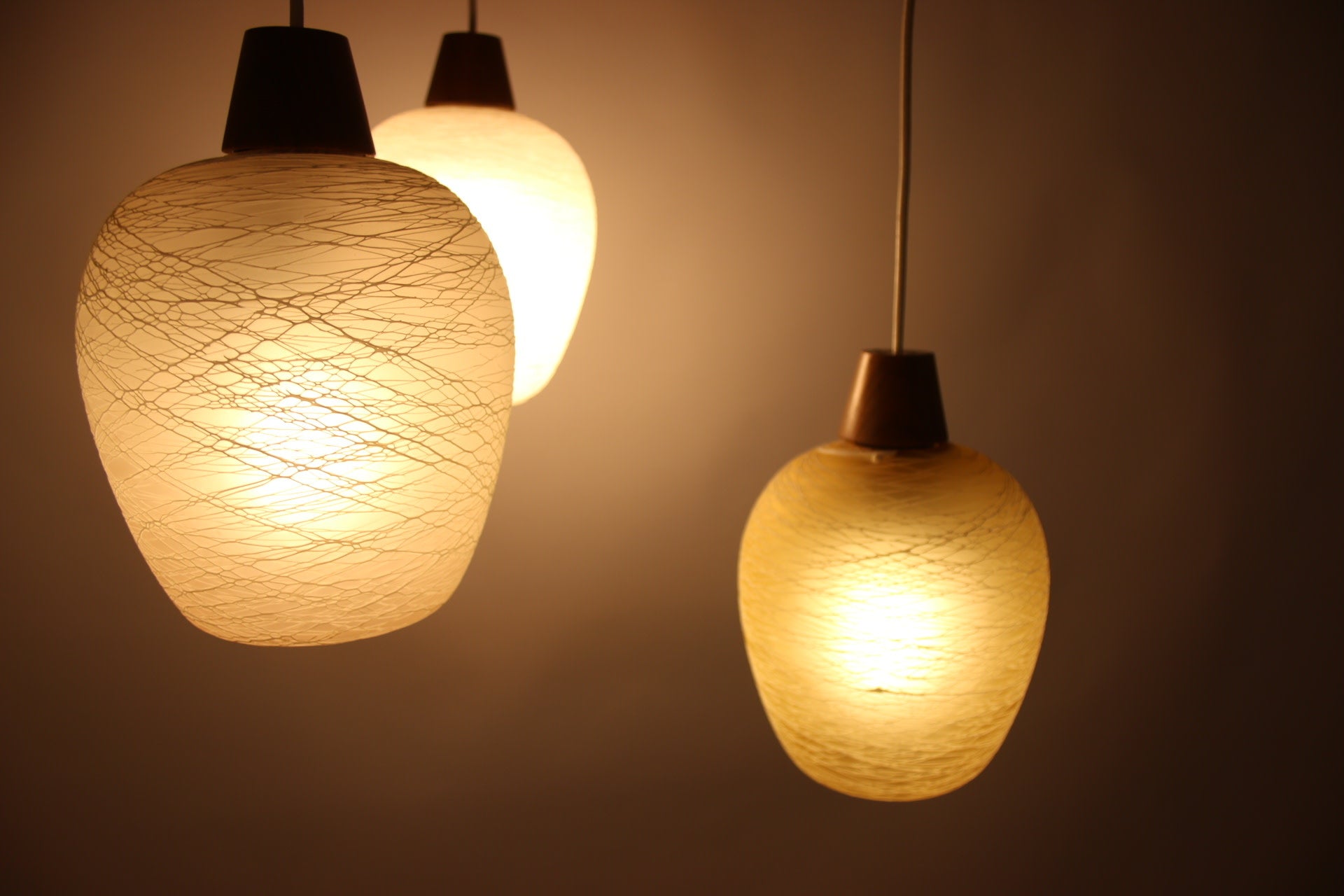 Scandinavische Hanglamp met 3 gekleurden Glazen bollen detail lampjes licht aan