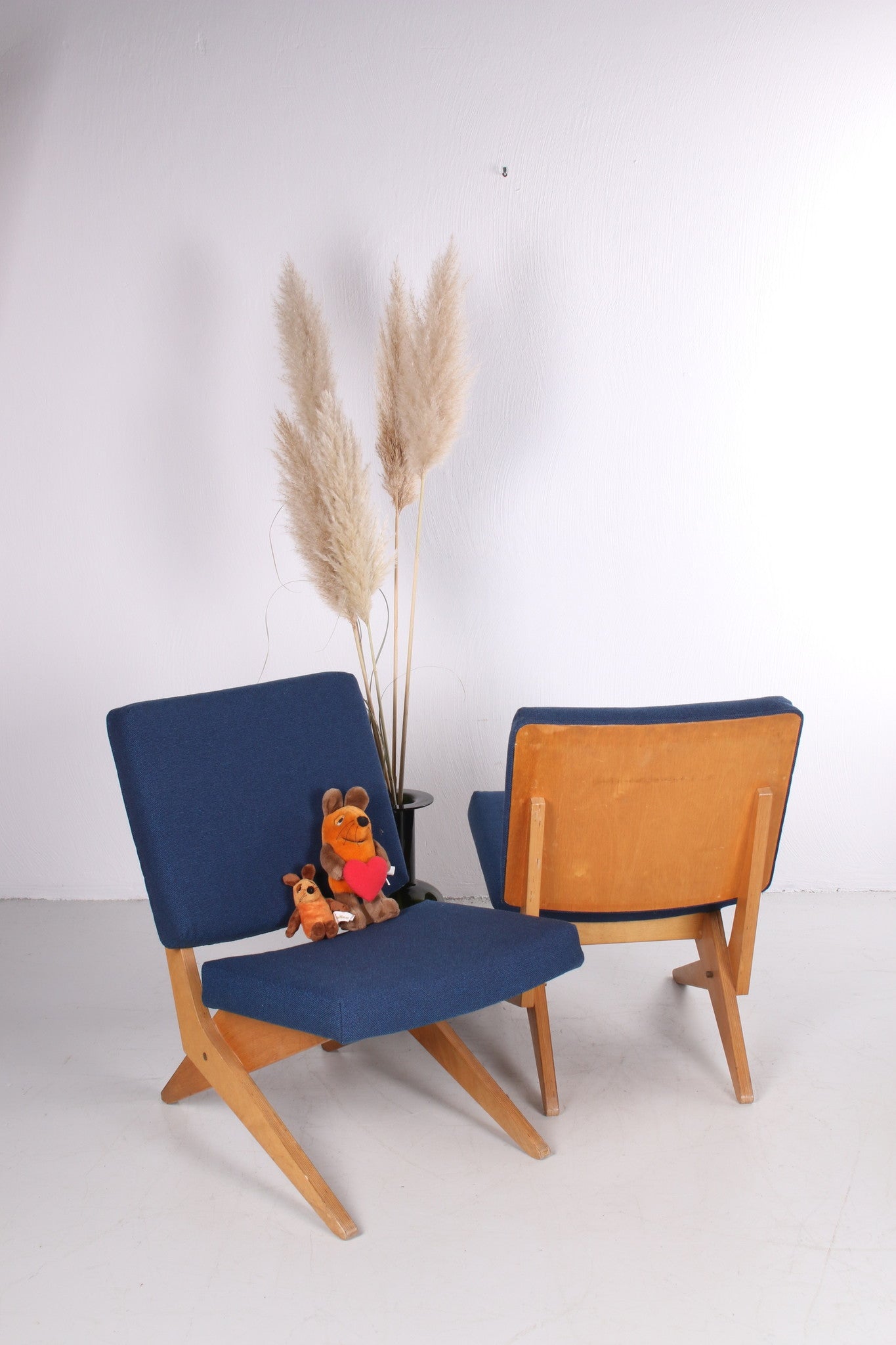 Set FB18 Scissor fauteuil ontworpen door Jan van Grunsven voor Pastoe, jaren 50 sfeerfoto