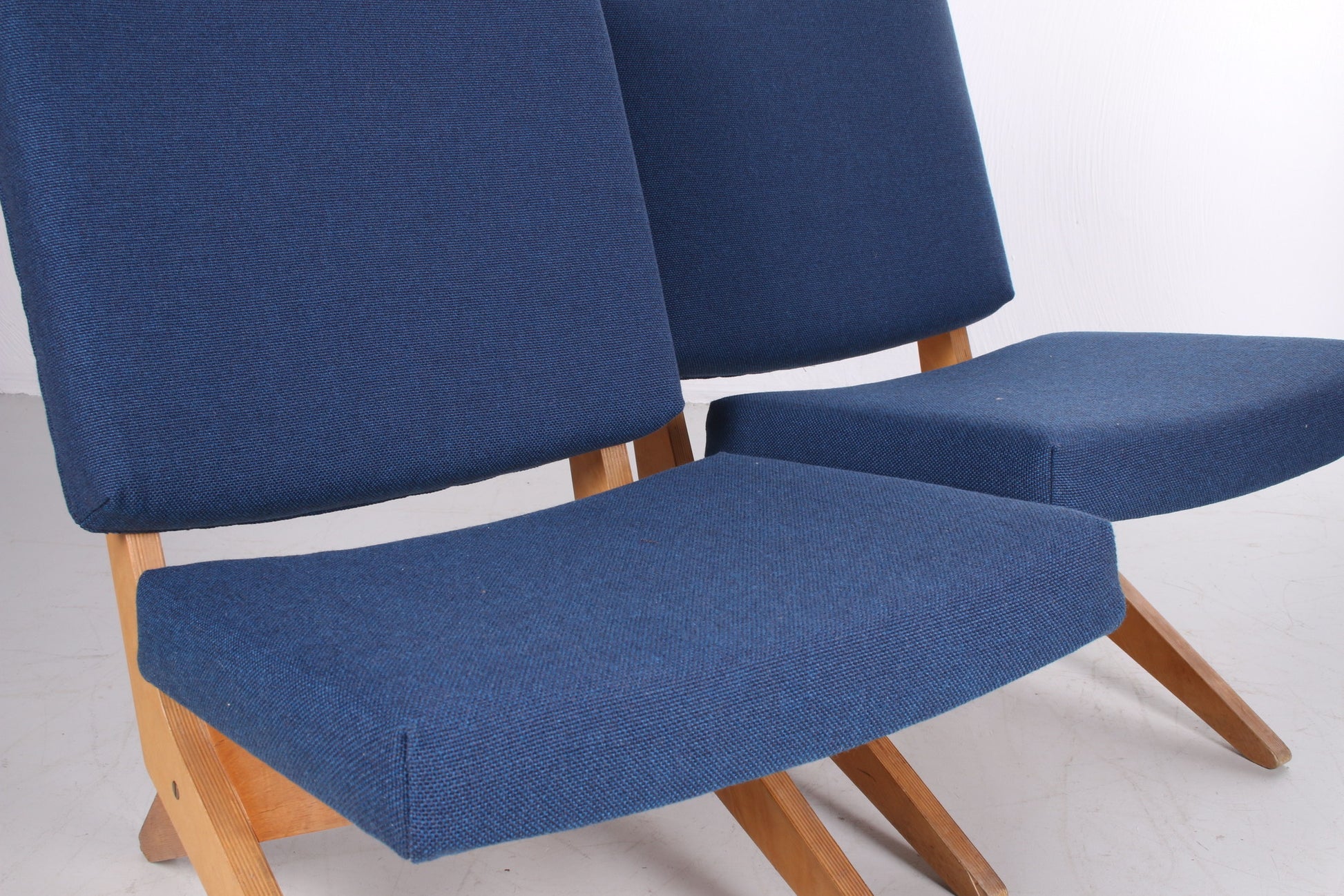 Set FB18 Scissor fauteuil ontworpen door Jan van Grunsven voor Pastoe, jaren 50 detail voorkant schuin