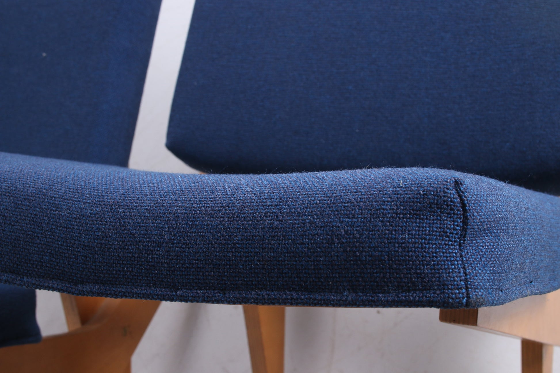 Set FB18 Scissor fauteuil ontworpen door Jan van Grunsven voor Pastoe, jaren 50 detail stof voorkant