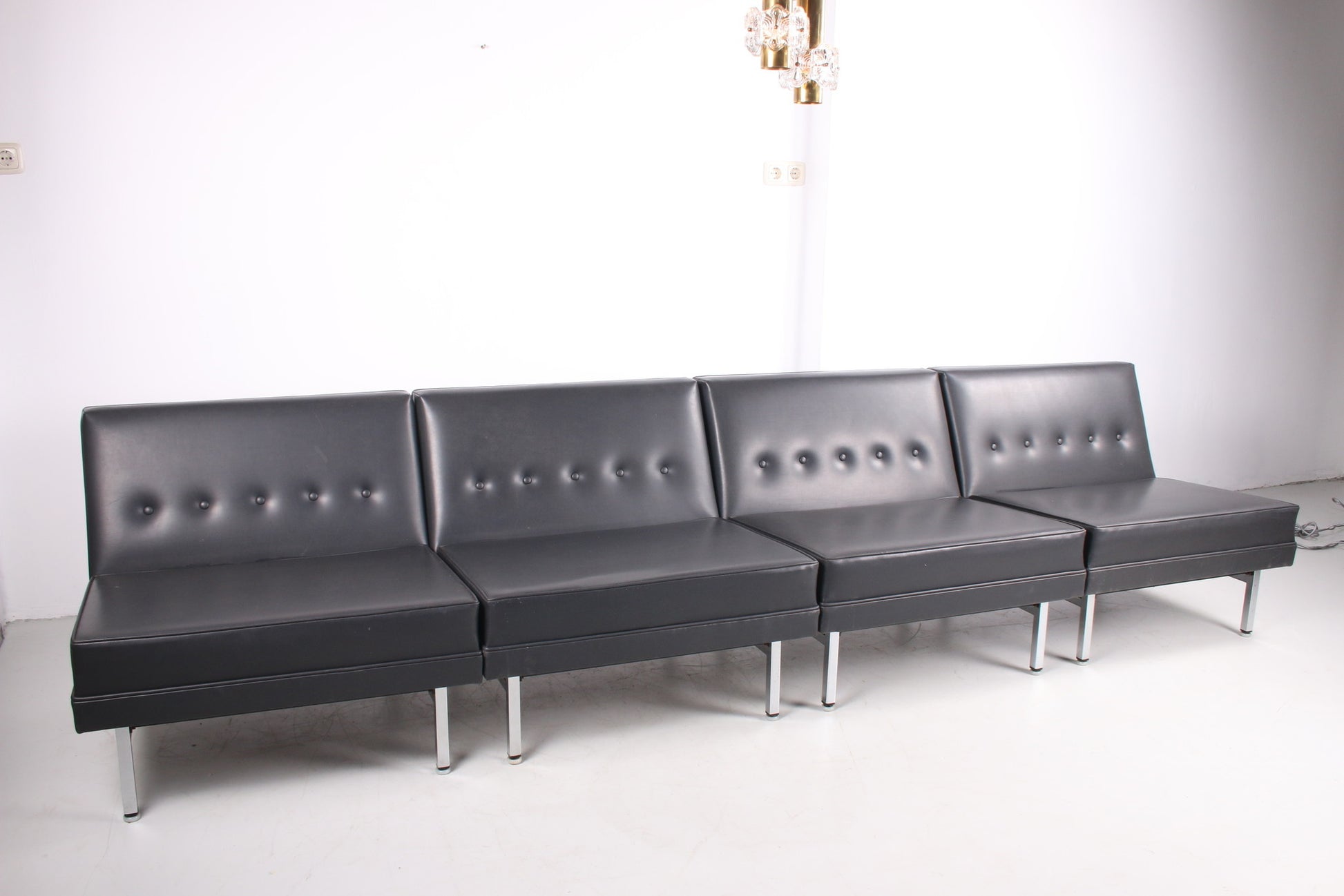 Mid Century 4 elementen sofa ontwerp van George Nelson gemaakt door Herman Miller voorkant schuin