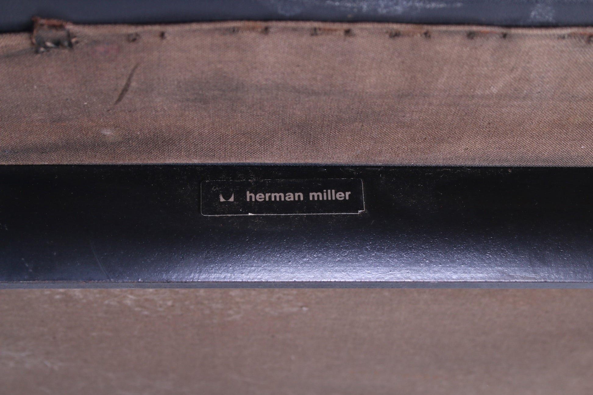 Mid Century 4 elementen sofa ontwerp van George Nelson gemaakt door Herman Miller detail onderkant sticker
