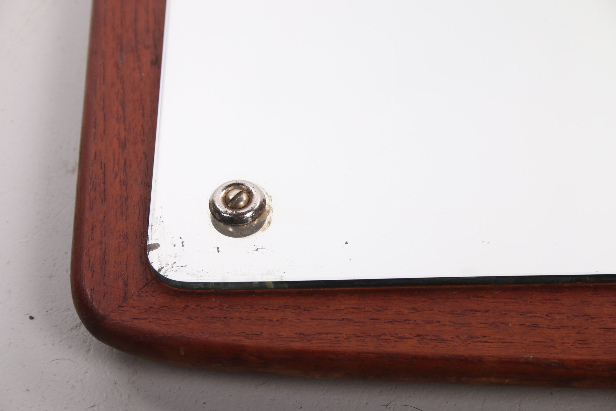 Mooie Grote Deense spiegel op een teak houten ondergond vast gemaakt 1960s detail schroef onder