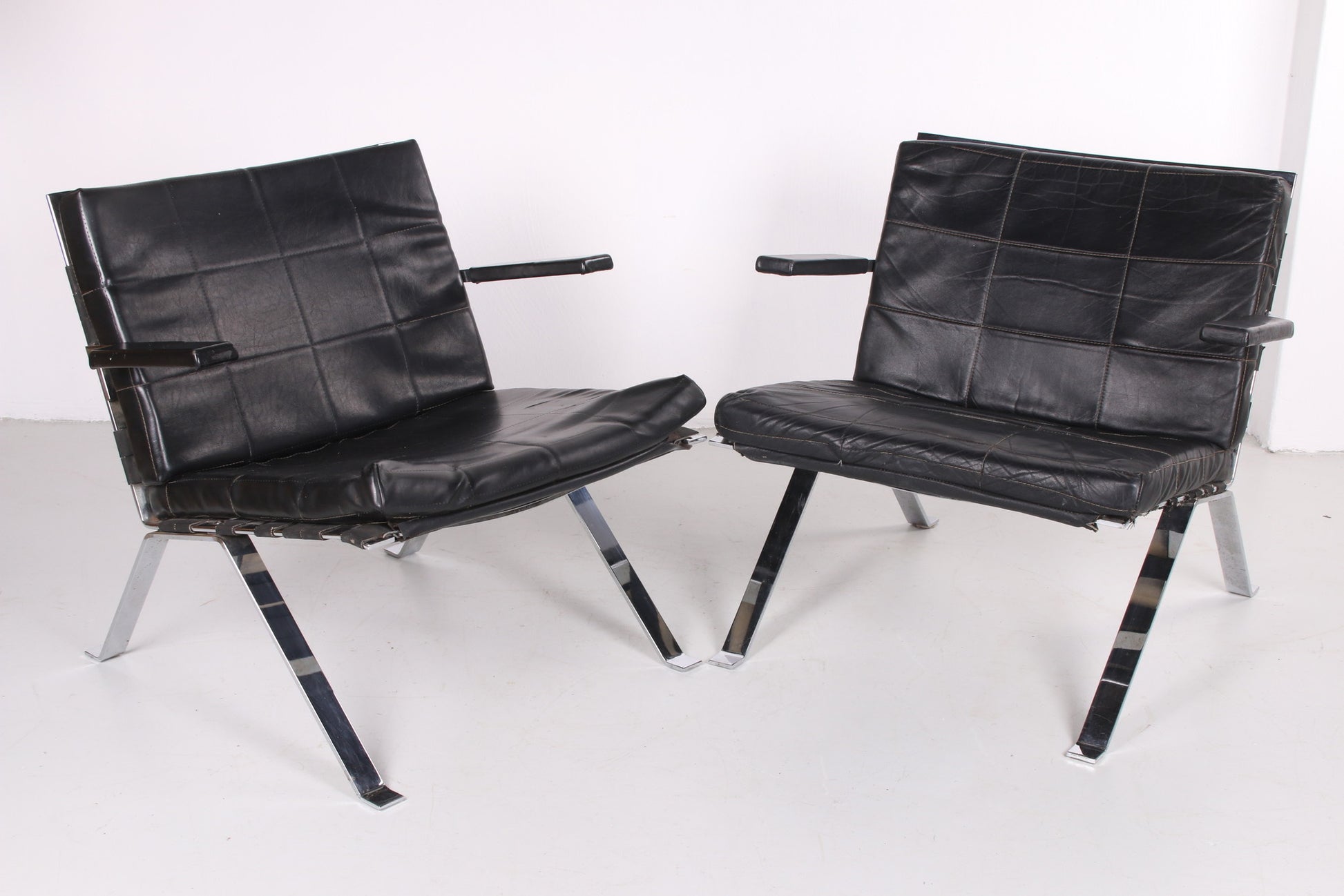 Set van 2 Lounge Chairs van Hans Eichenberger voor Girsberger, jaren 60 voorkant schuin